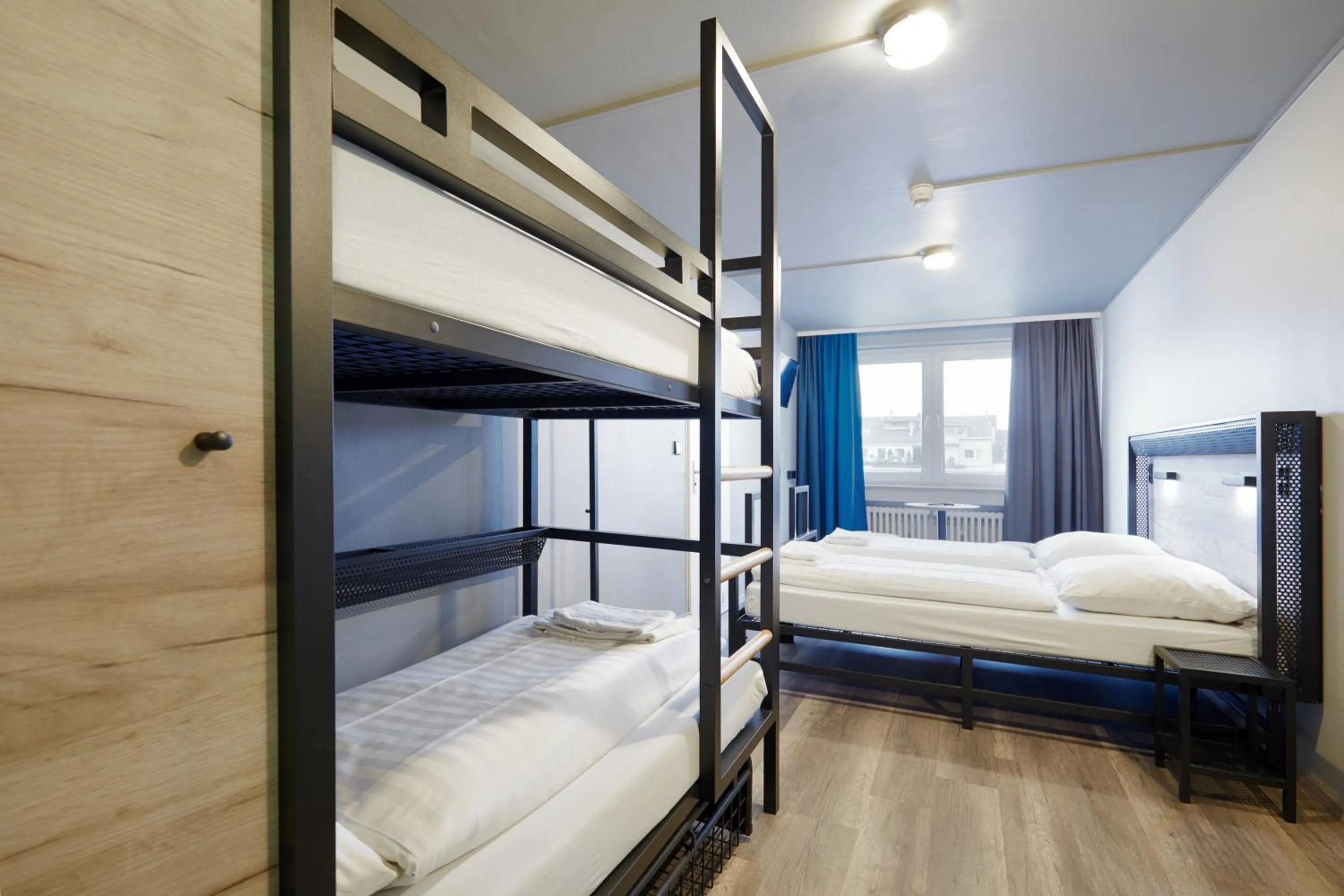 Bedroom, Bed in a&o Düsseldorf Hauptbahnhof