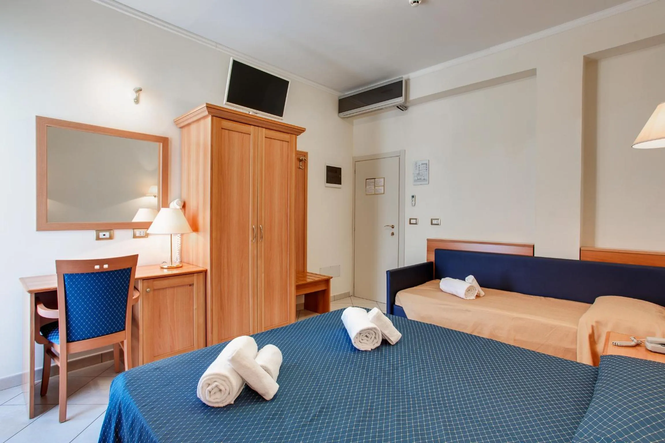 Photo of the whole room in Hotel De La Ville