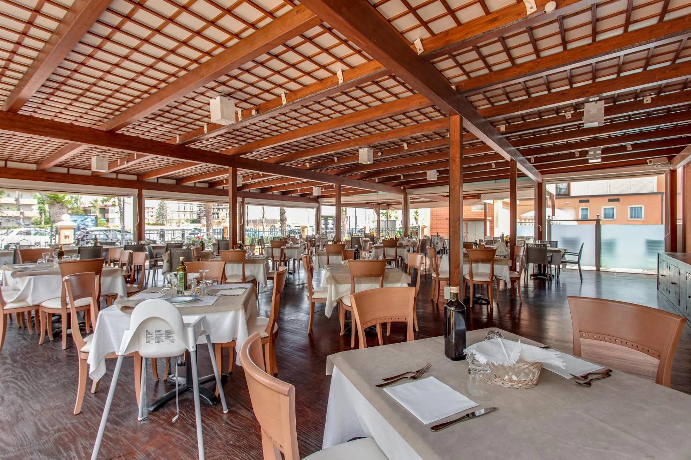 Restaurant/places to eat in Hotel De La Ville