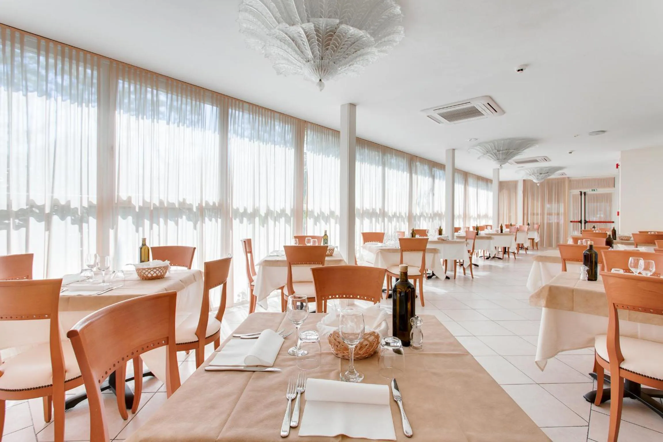 Restaurant/places to eat in Hotel De La Ville