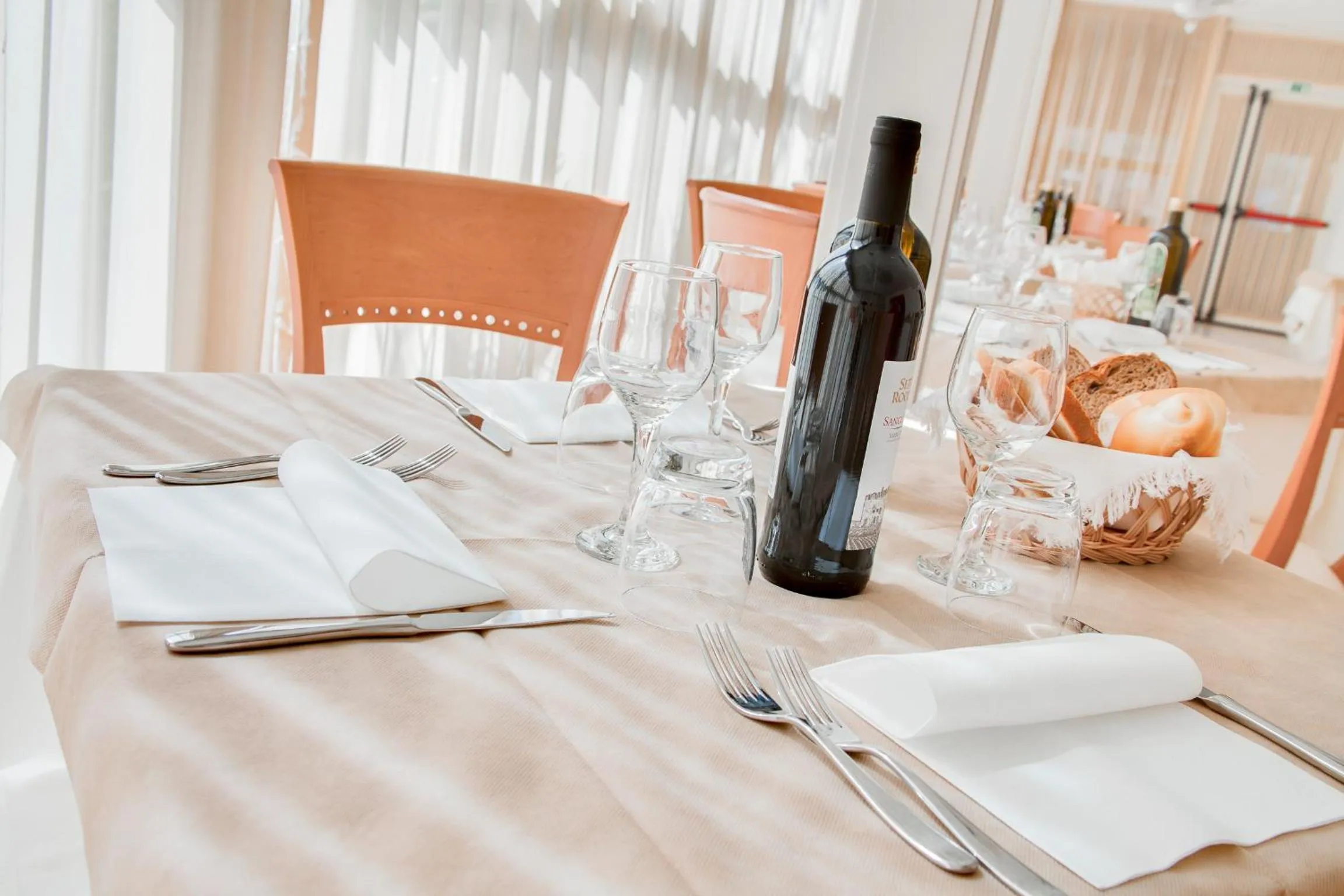 Restaurant/places to eat in Hotel De La Ville