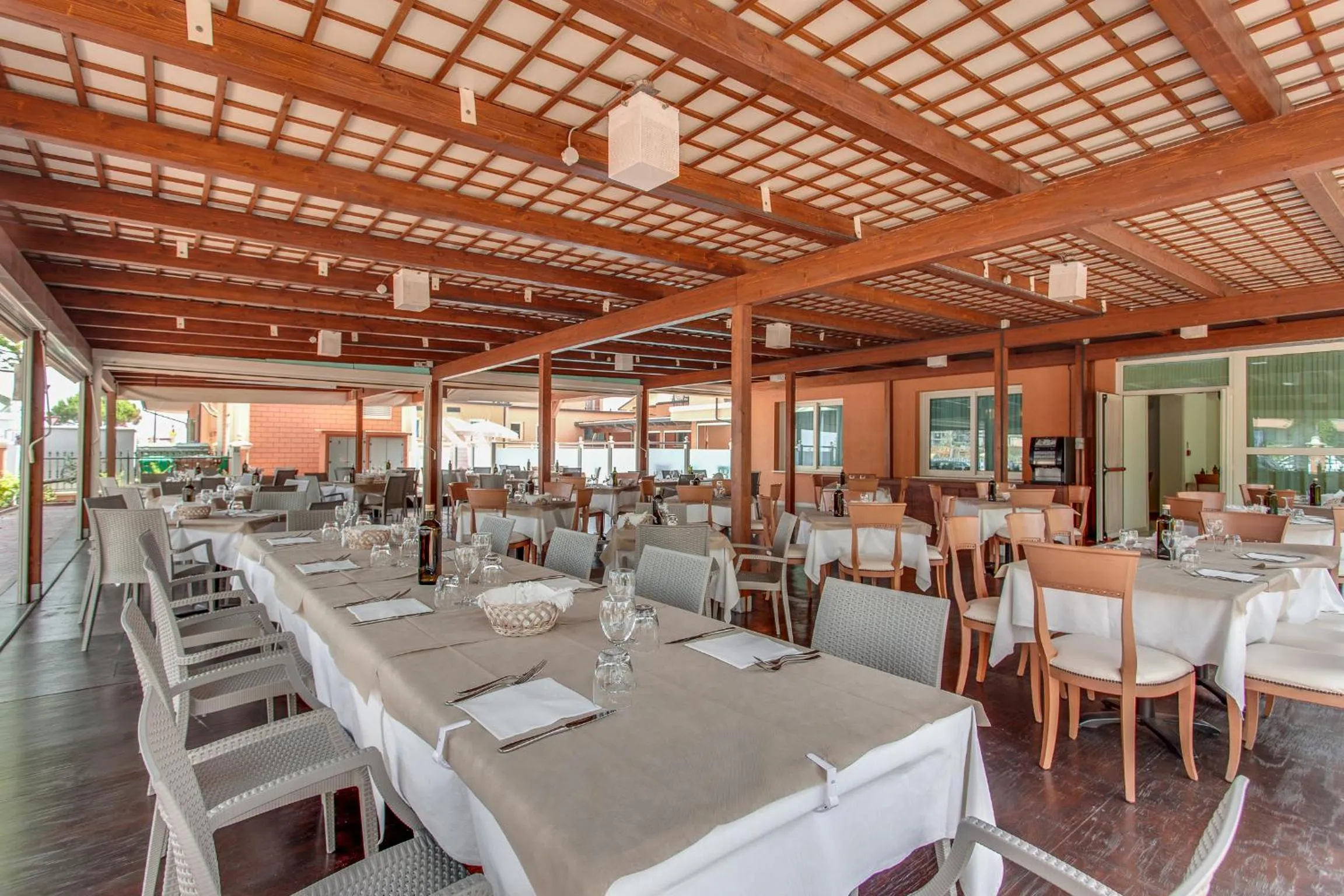 Restaurant/places to eat in Hotel De La Ville