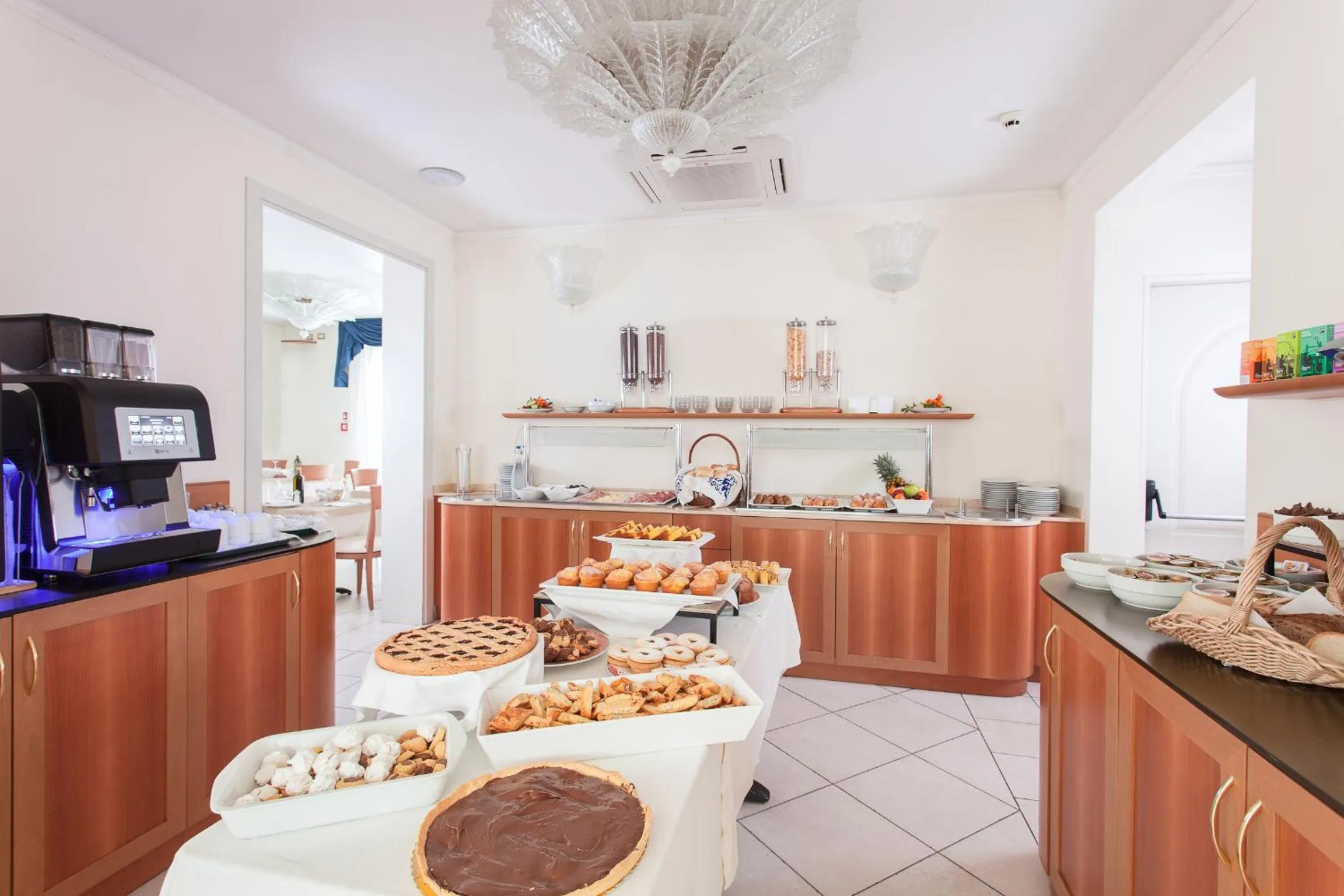 Buffet breakfast in Hotel De La Ville