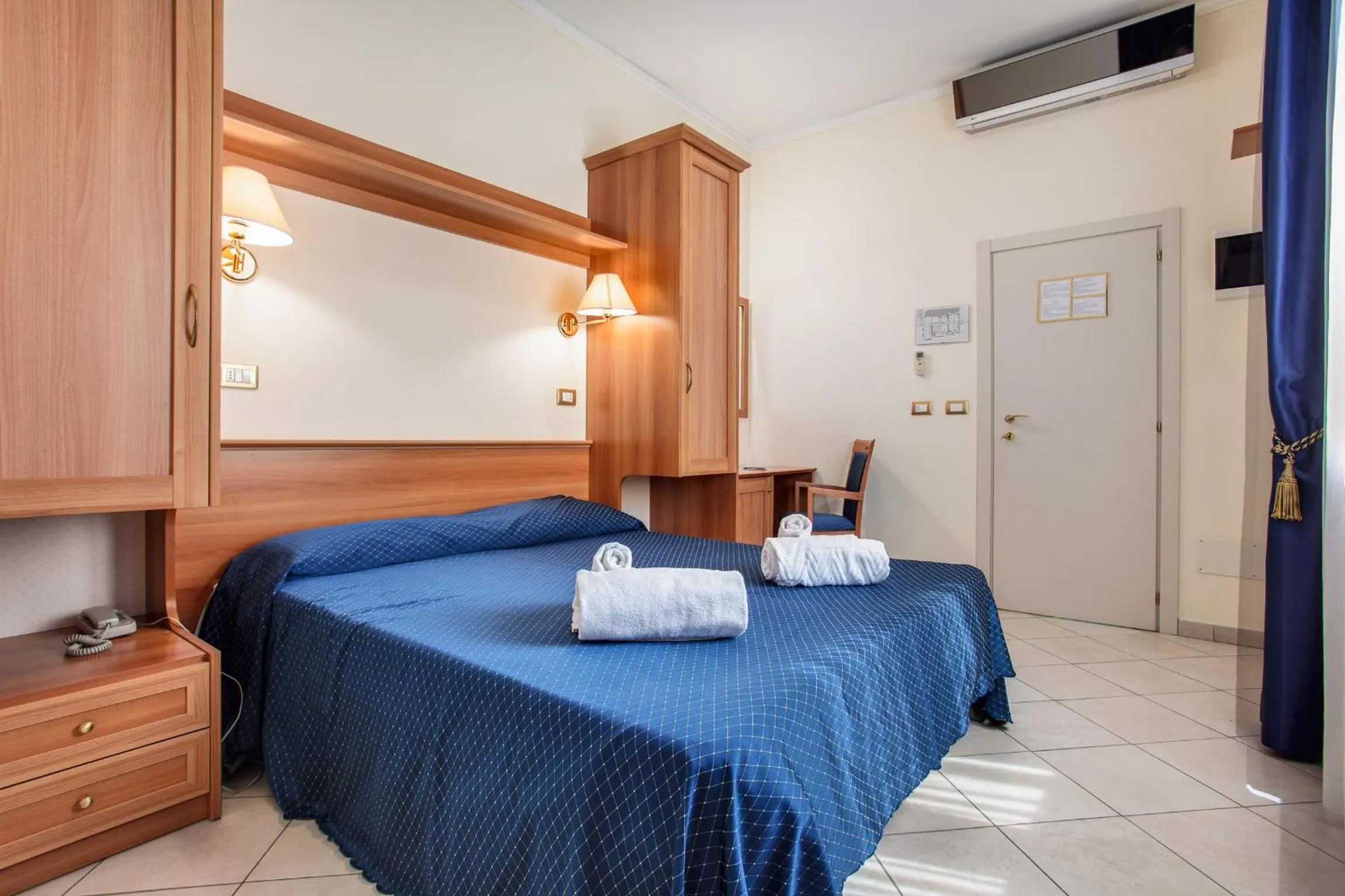 Photo of the whole room in Hotel De La Ville