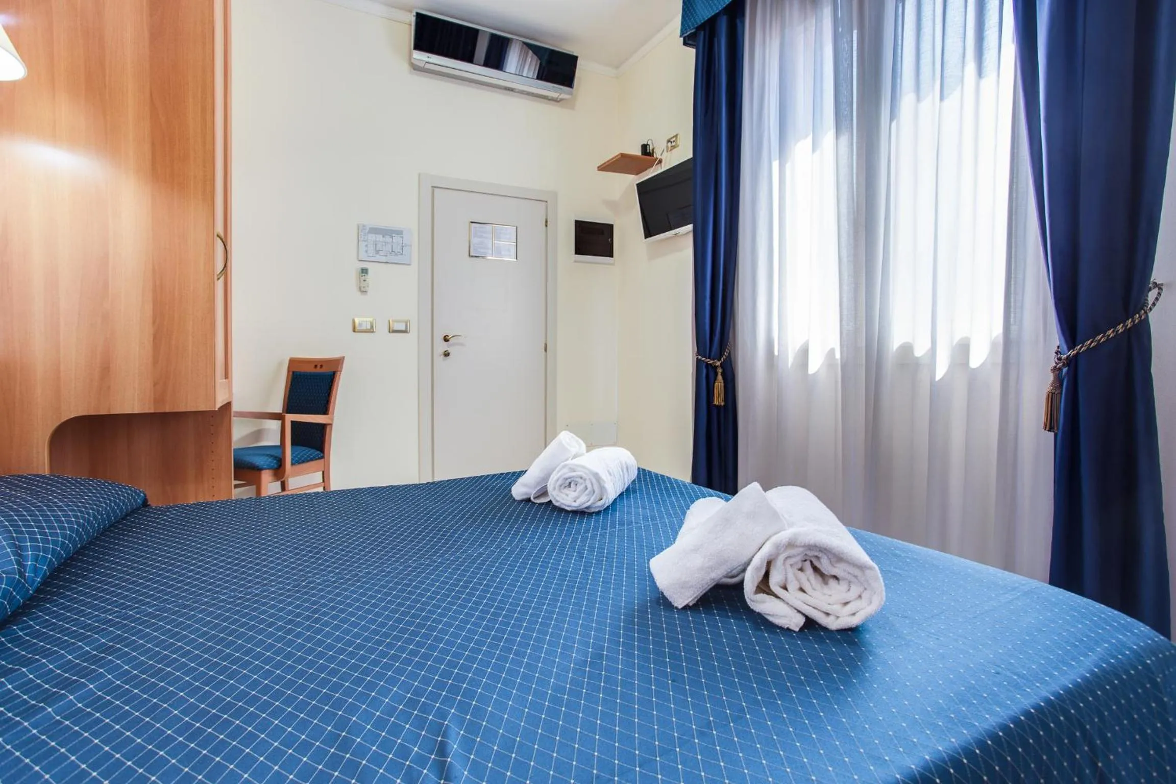 Photo of the whole room in Hotel De La Ville