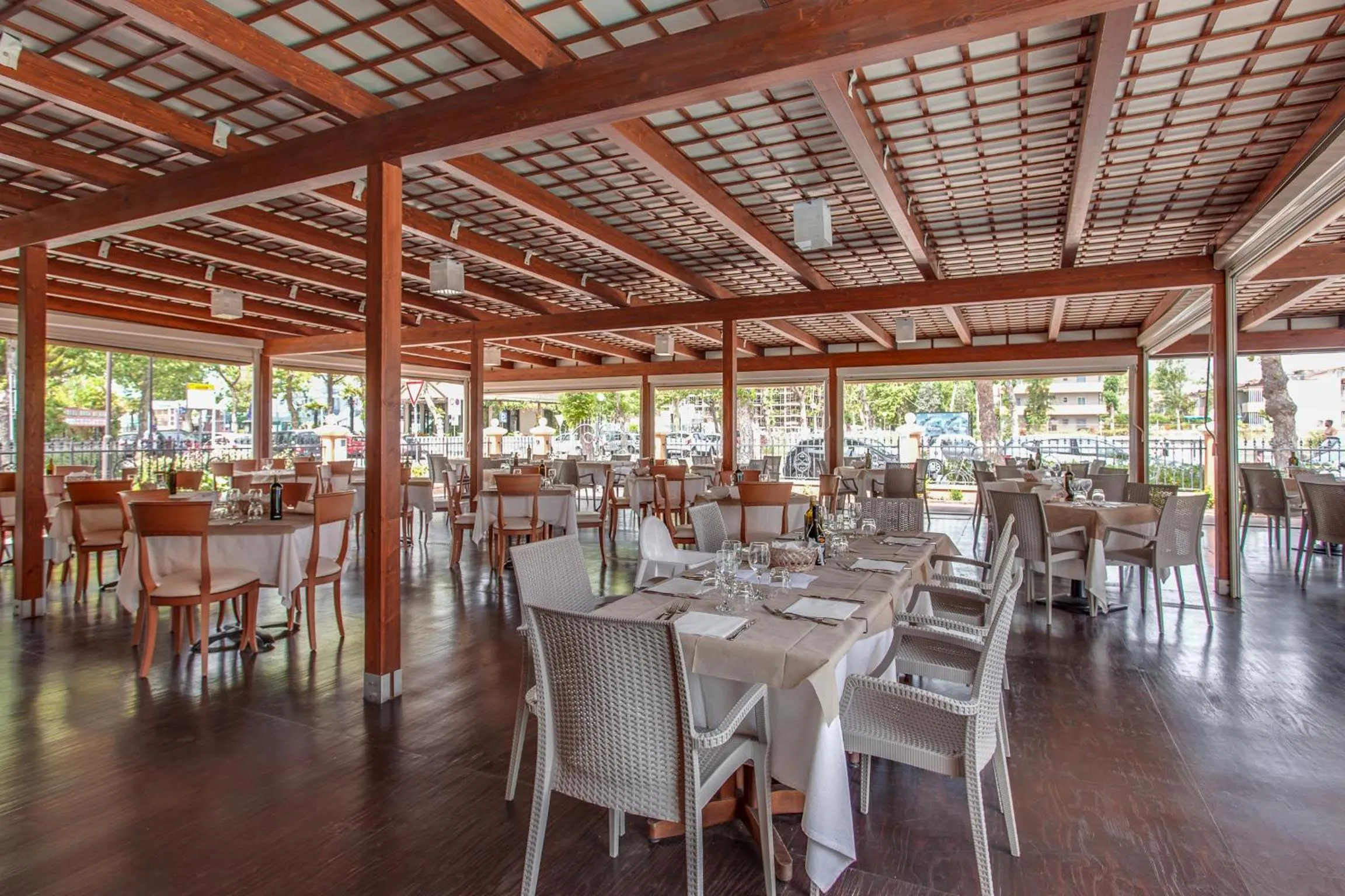 Restaurant/places to eat in Hotel De La Ville