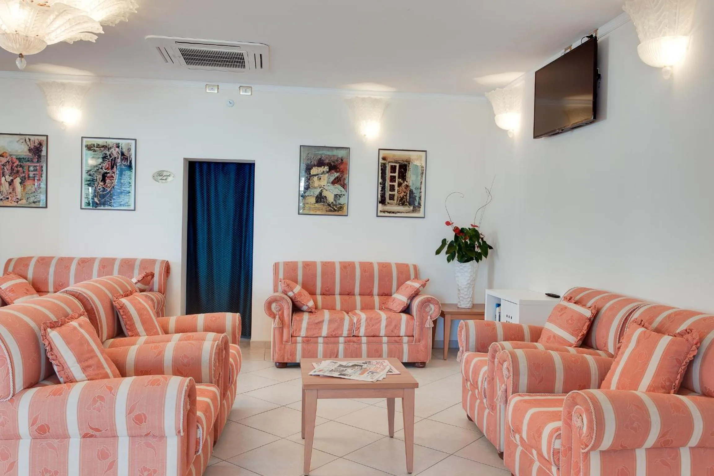 Communal lounge/ TV room in Hotel De La Ville