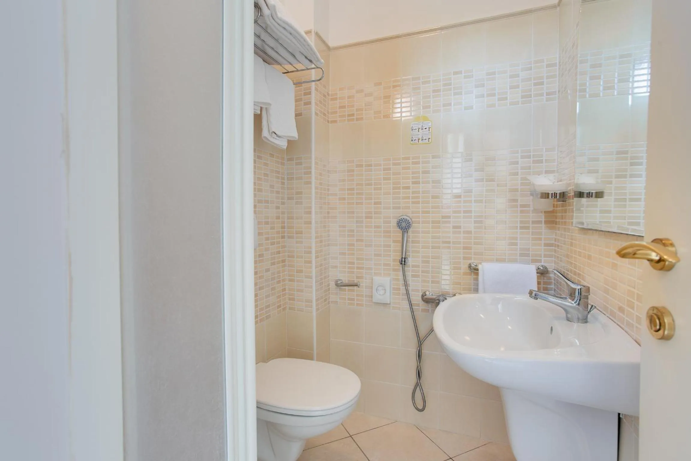 Photo of the whole room in Hotel De La Ville