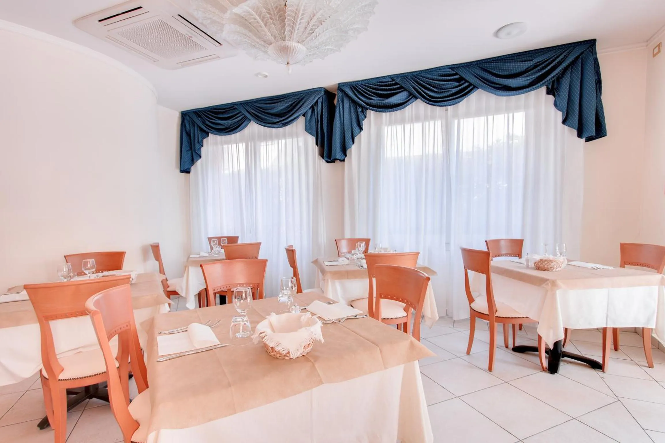 Restaurant/places to eat in Hotel De La Ville