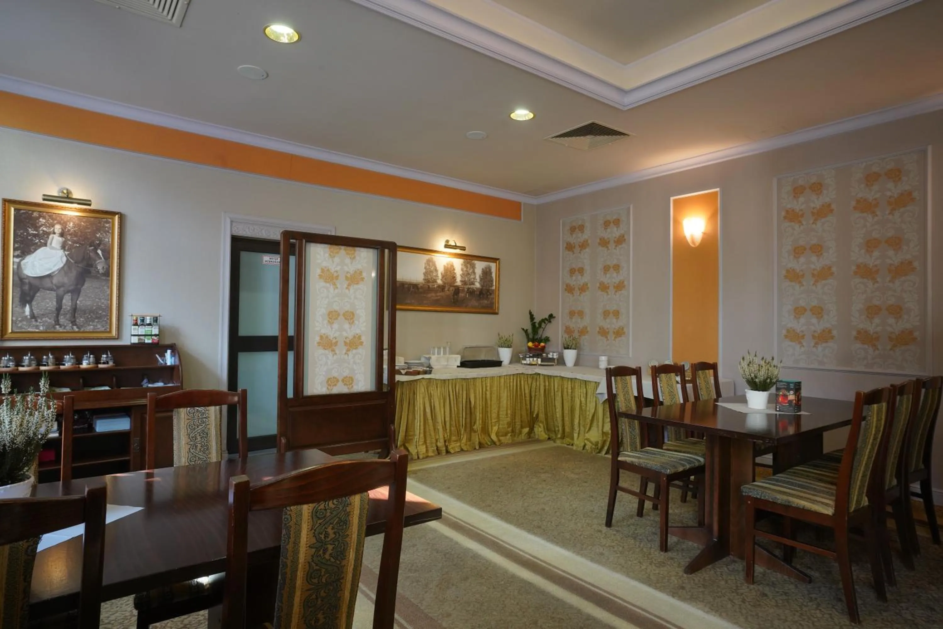 Restaurant/places to eat in Hotel Alexandra