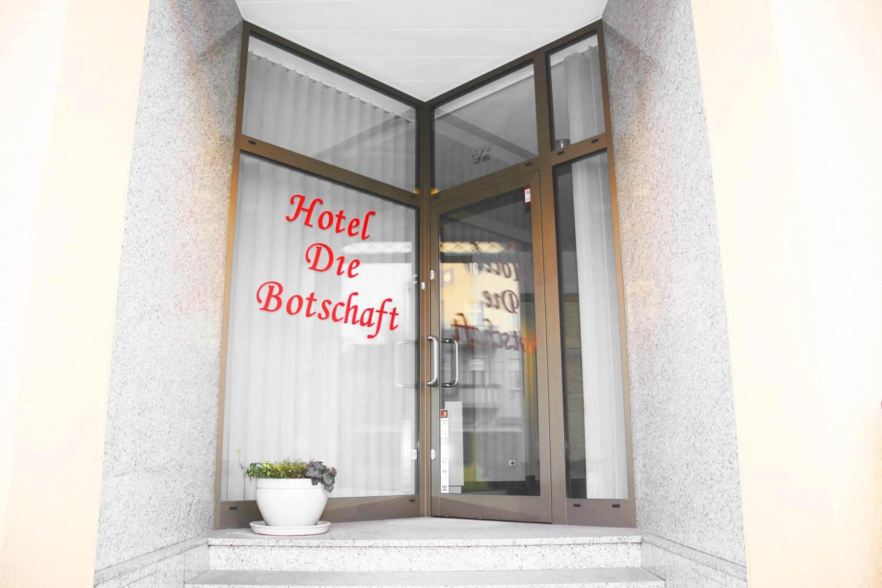 Facade/entrance in Botschaft