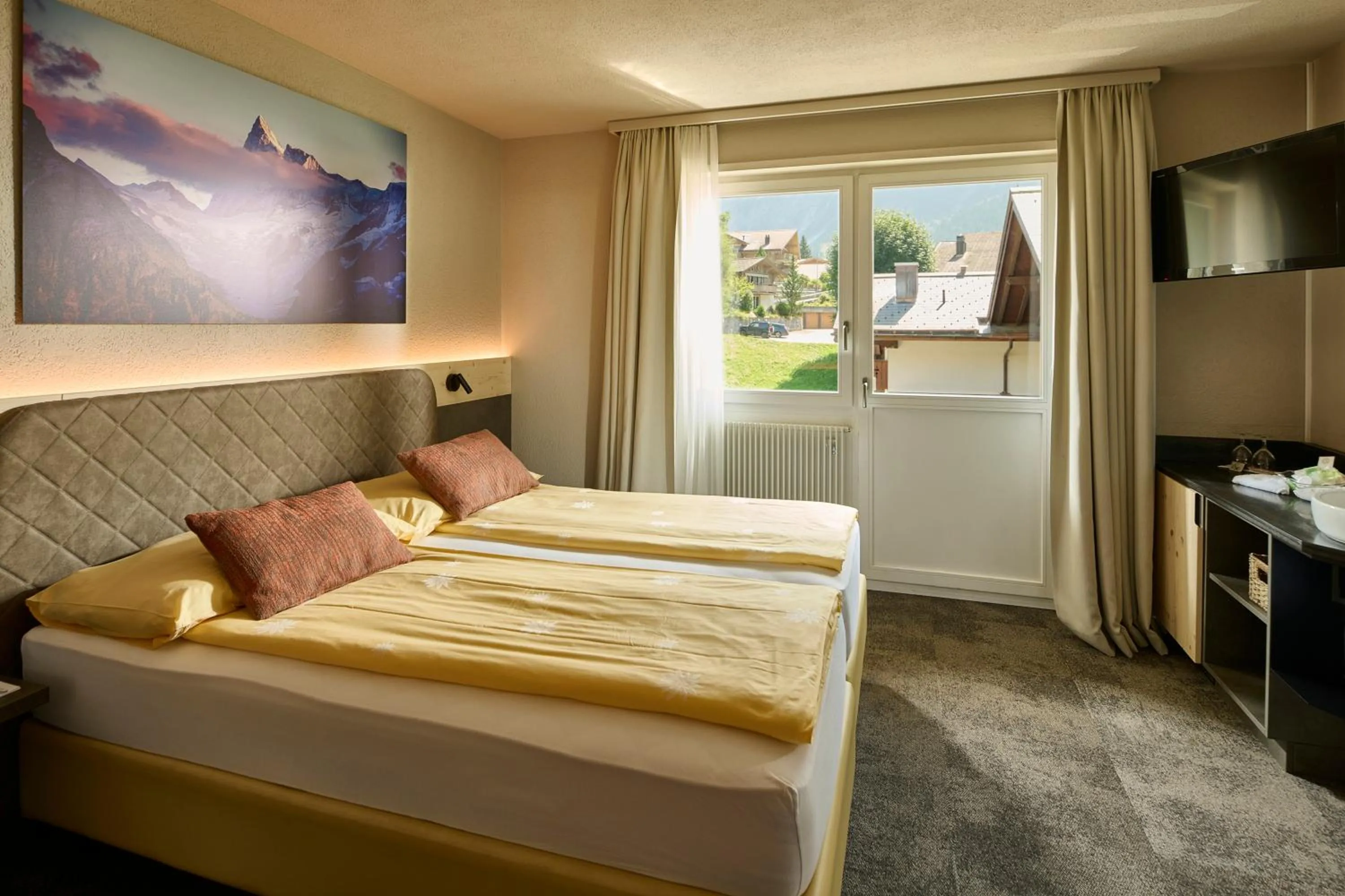 Photo of the whole room, Bed in Hotel Central Wolter - Grindelwald