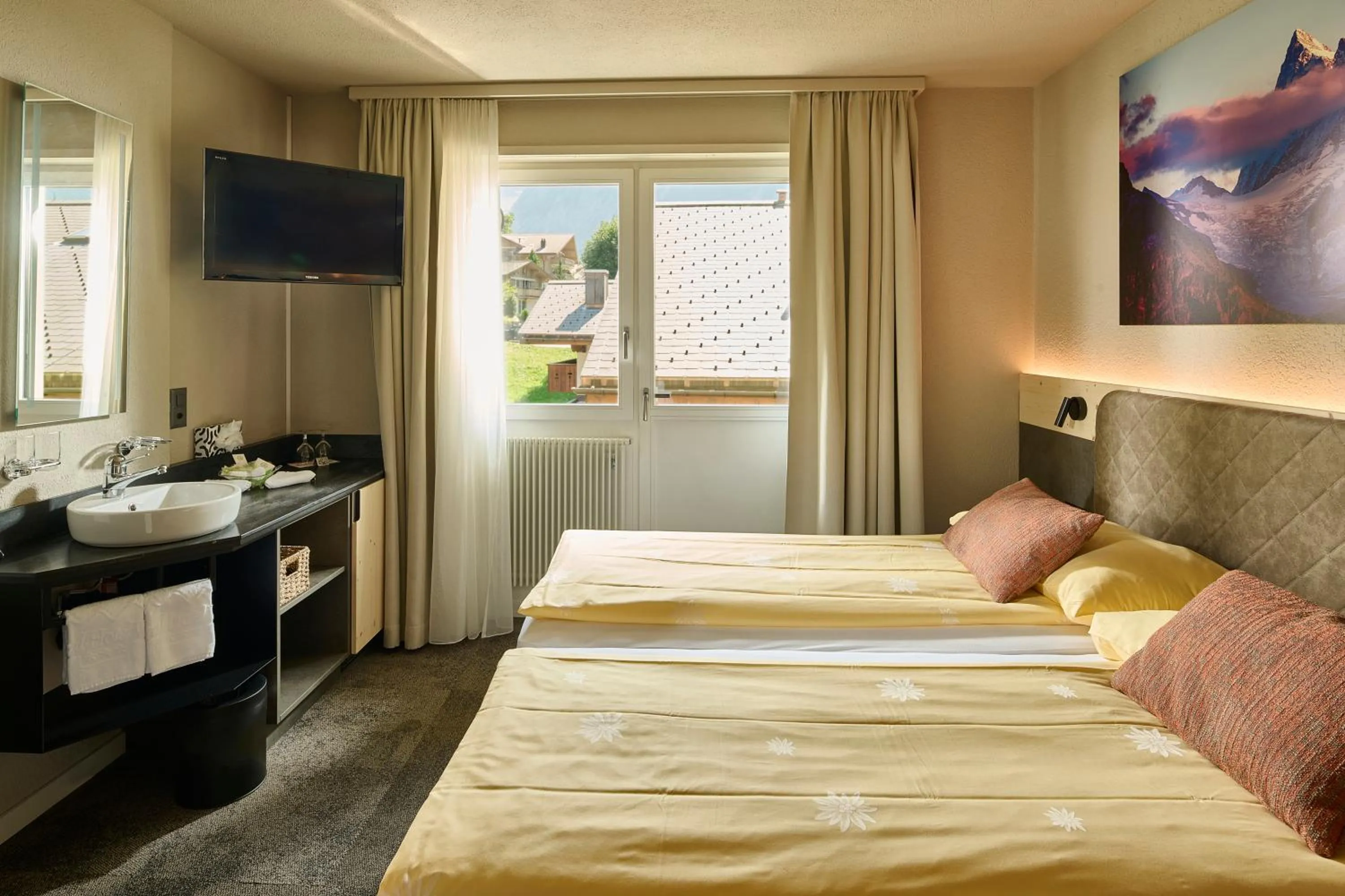 Photo of the whole room, Bed in Hotel Central Wolter - Grindelwald