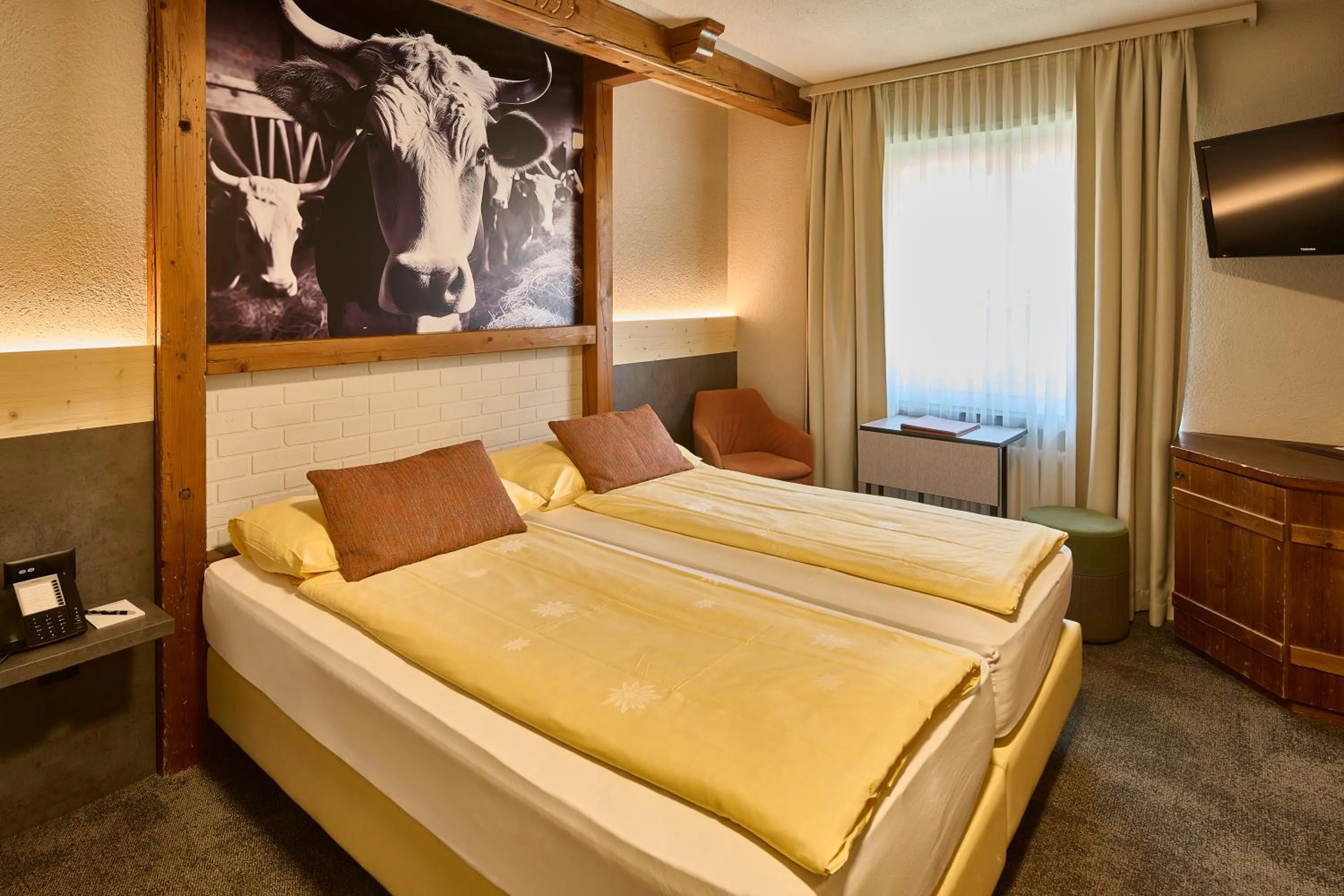 Photo of the whole room, Bed in Hotel Central Wolter - Grindelwald