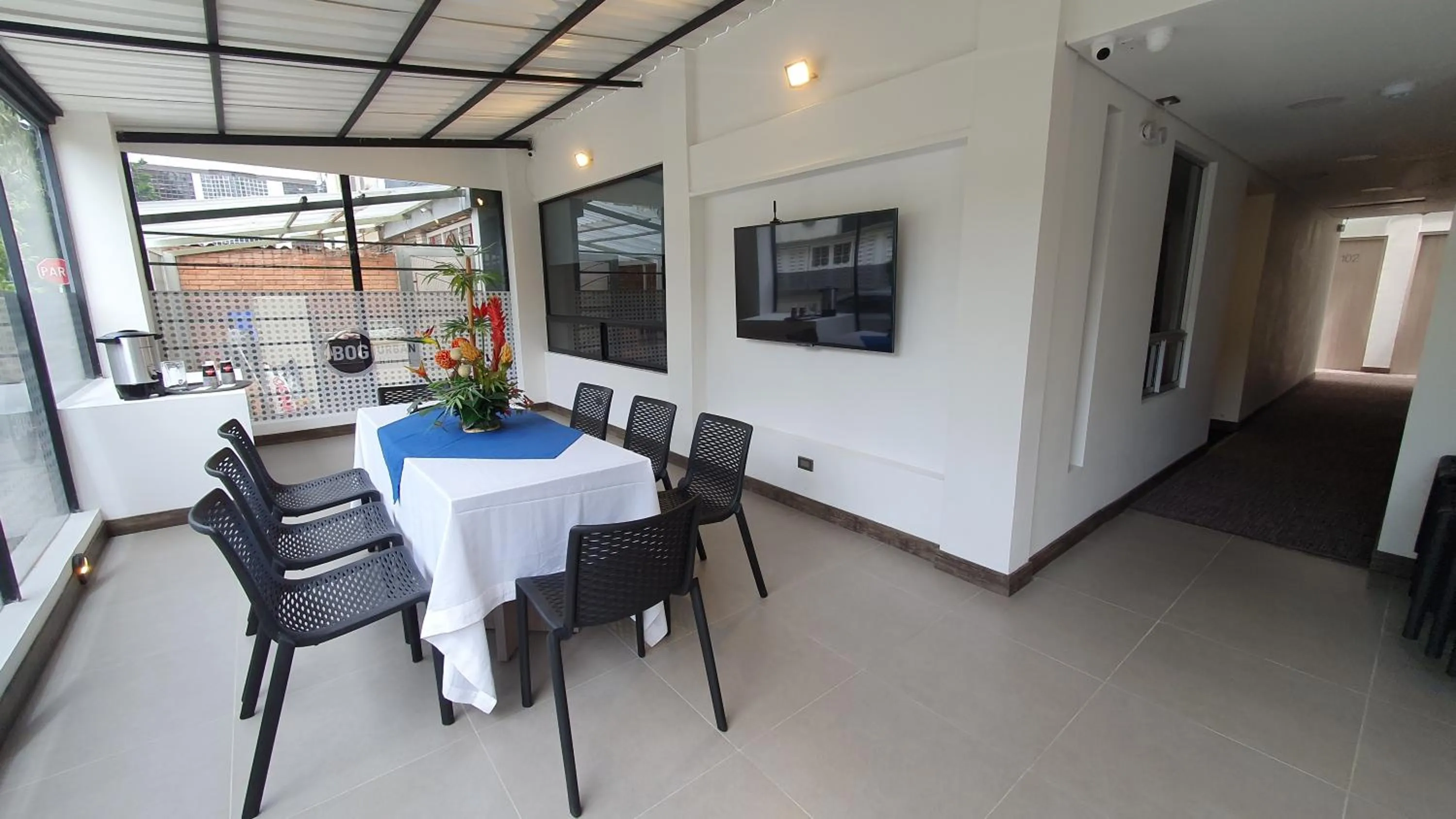 Communal lounge/ TV room in BOG URBAN HOTEl