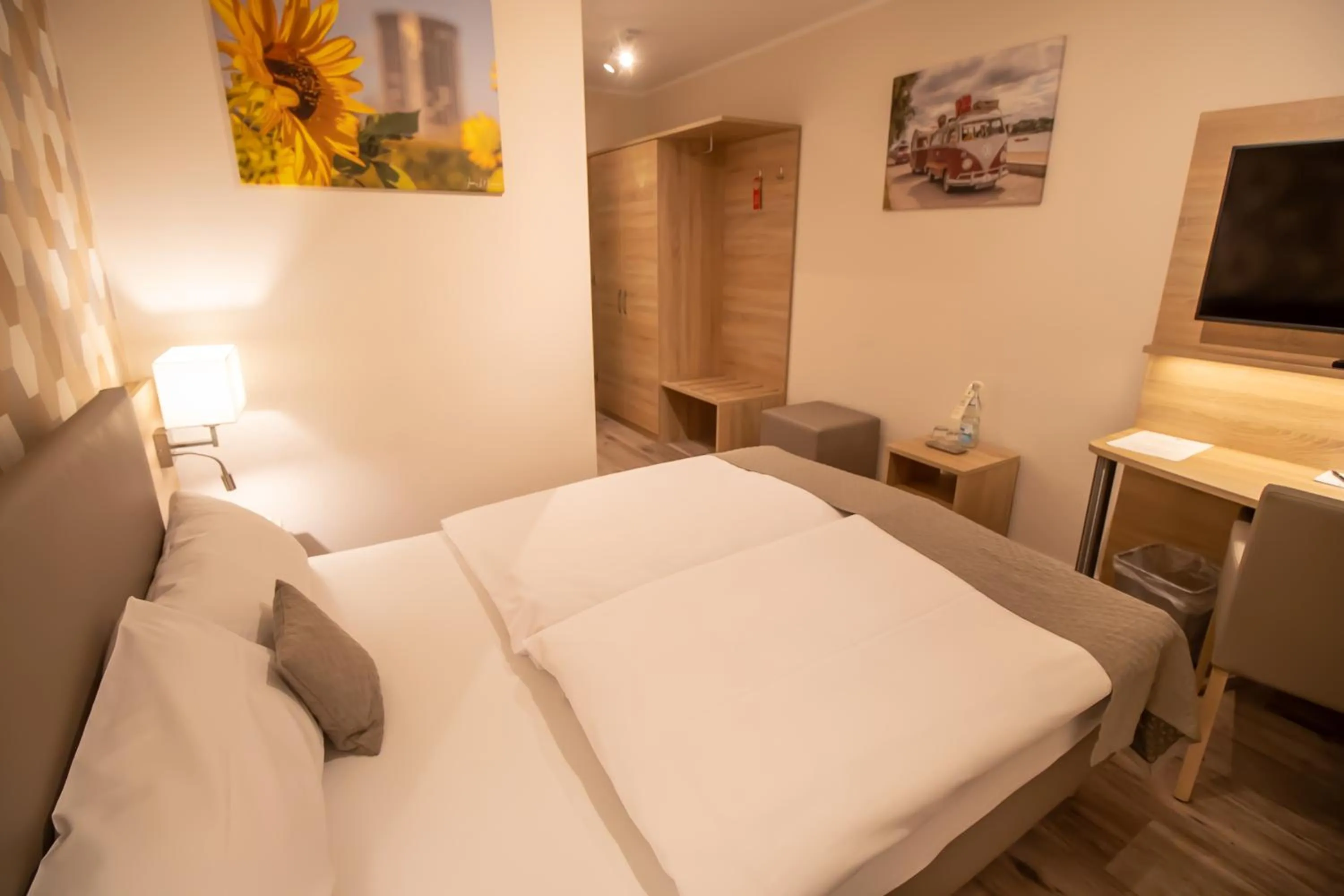 Photo of the whole room, Bed in Hotel Fallersleber Spieker