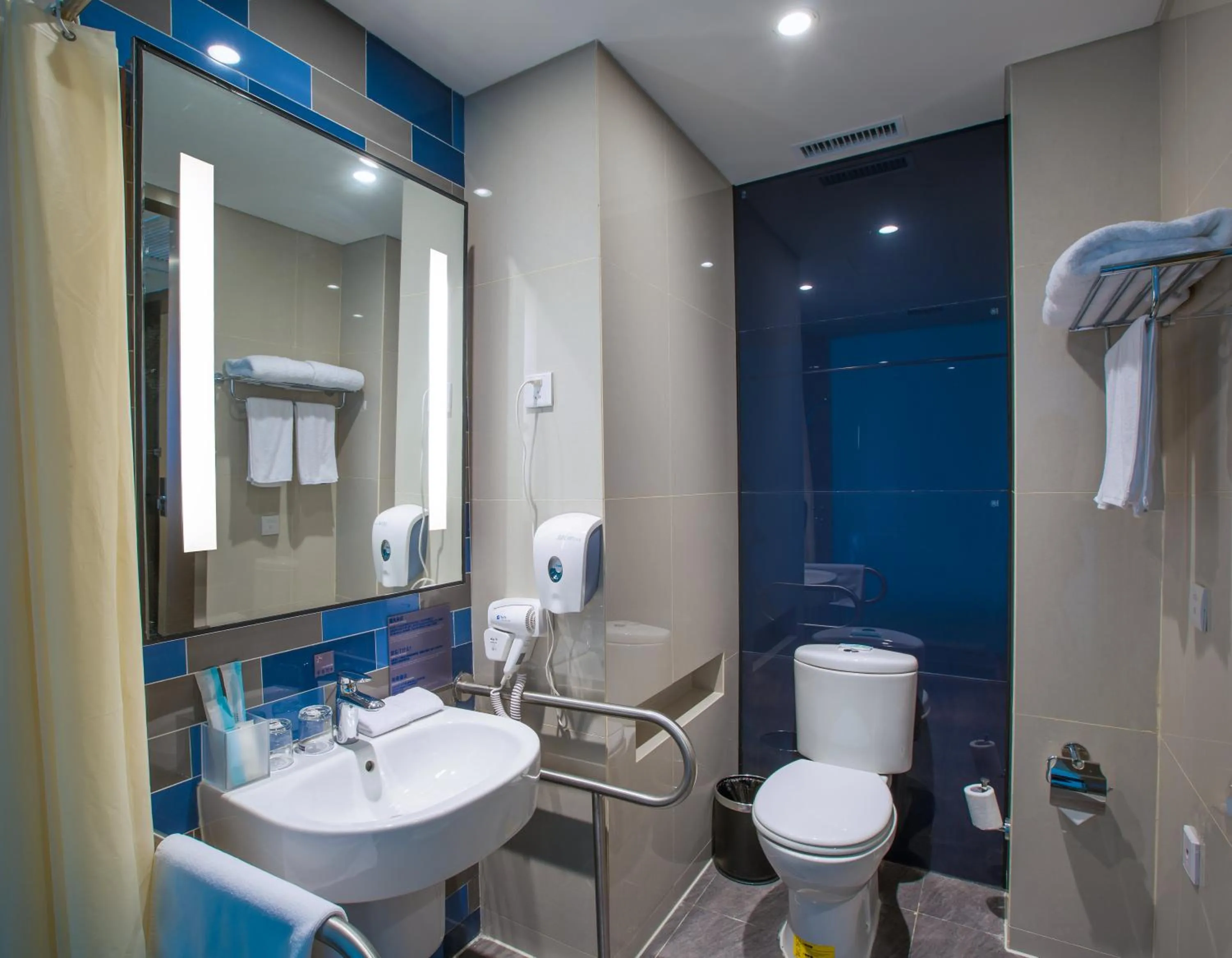 Bathroom in Holiday Inn Express Bengbu Downtown, an IHG Hotel