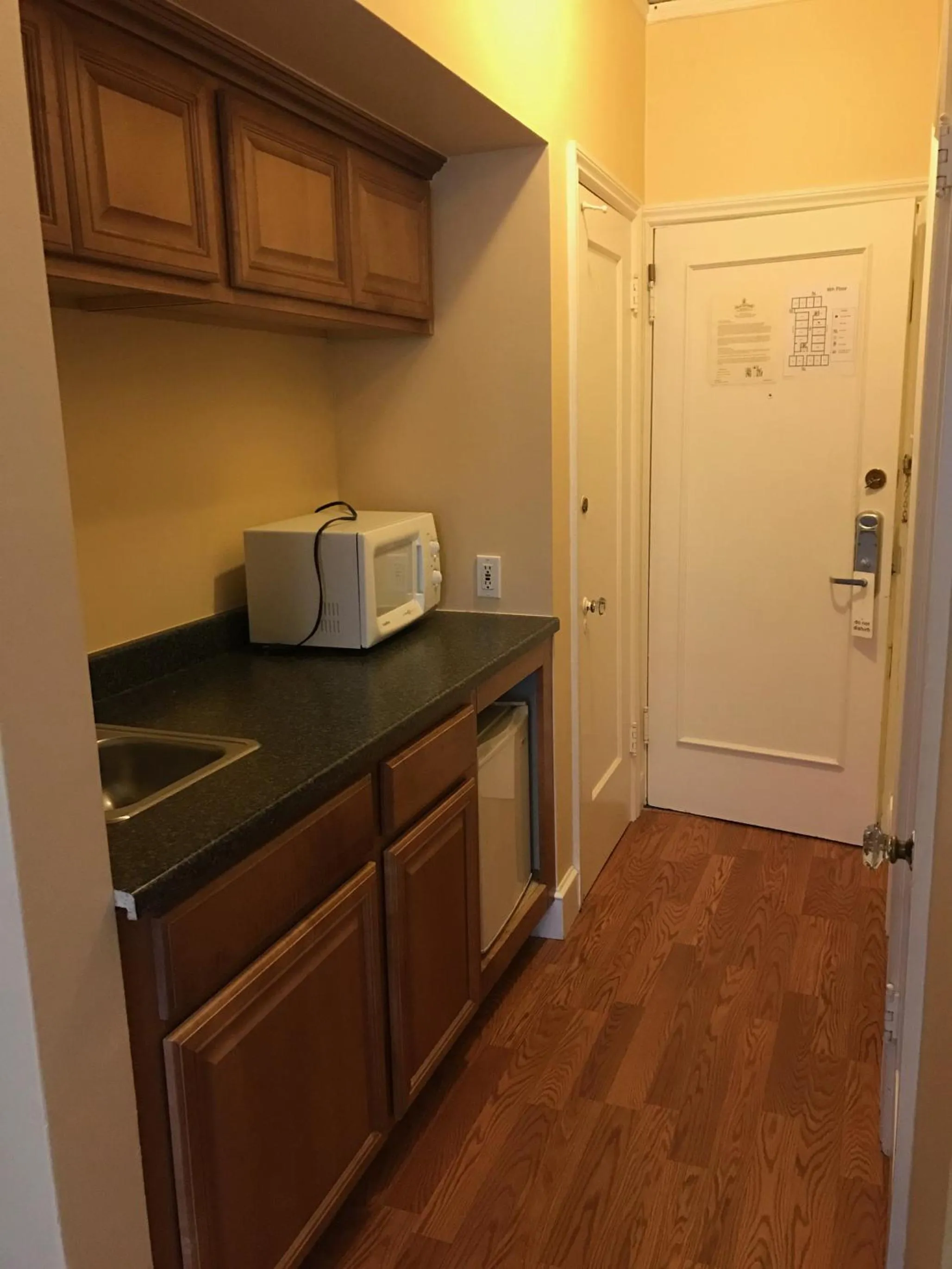 Kitchen or kitchenette in Mayflower Hotel