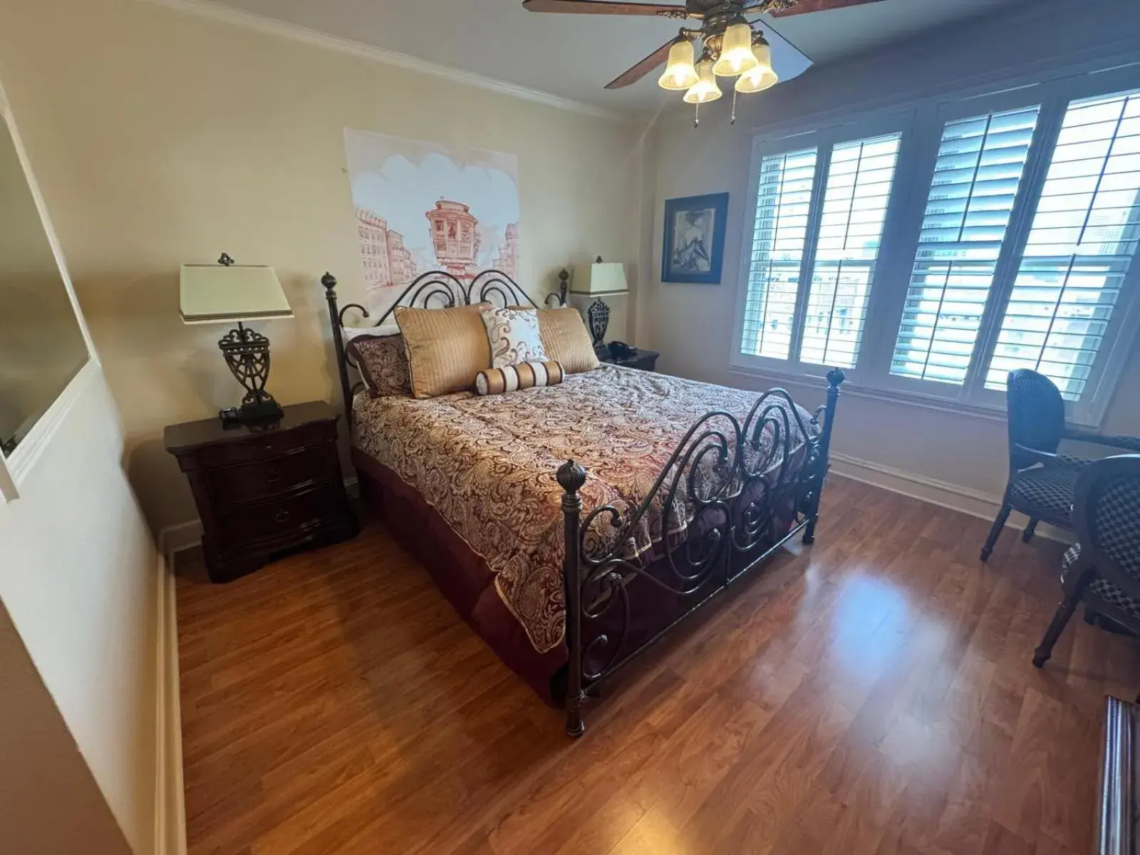 Deluxe King Room in Mayflower Hotel Deluxe King Room in Mayflower Hotel