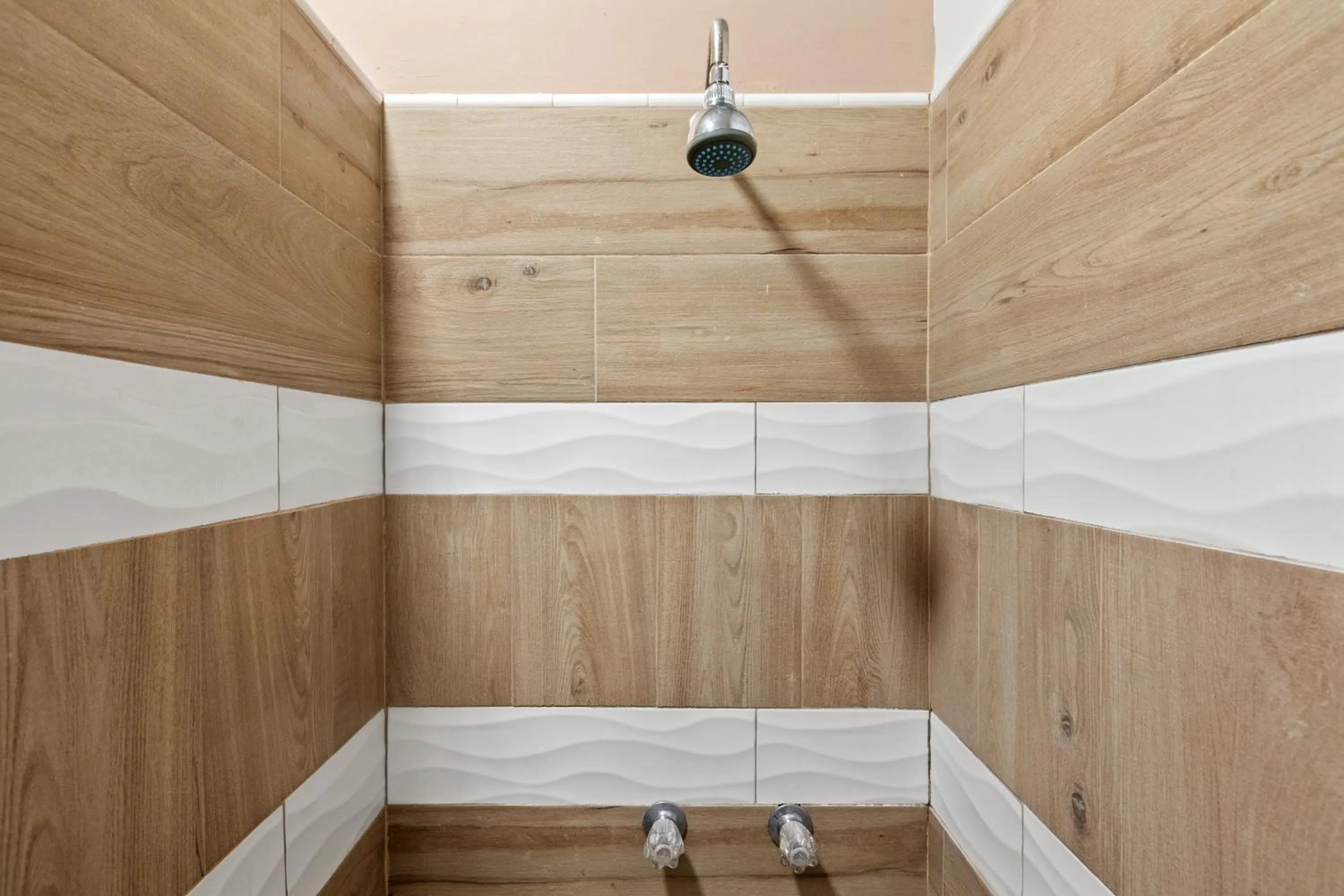 Shower in Rincon Plaza Hotel