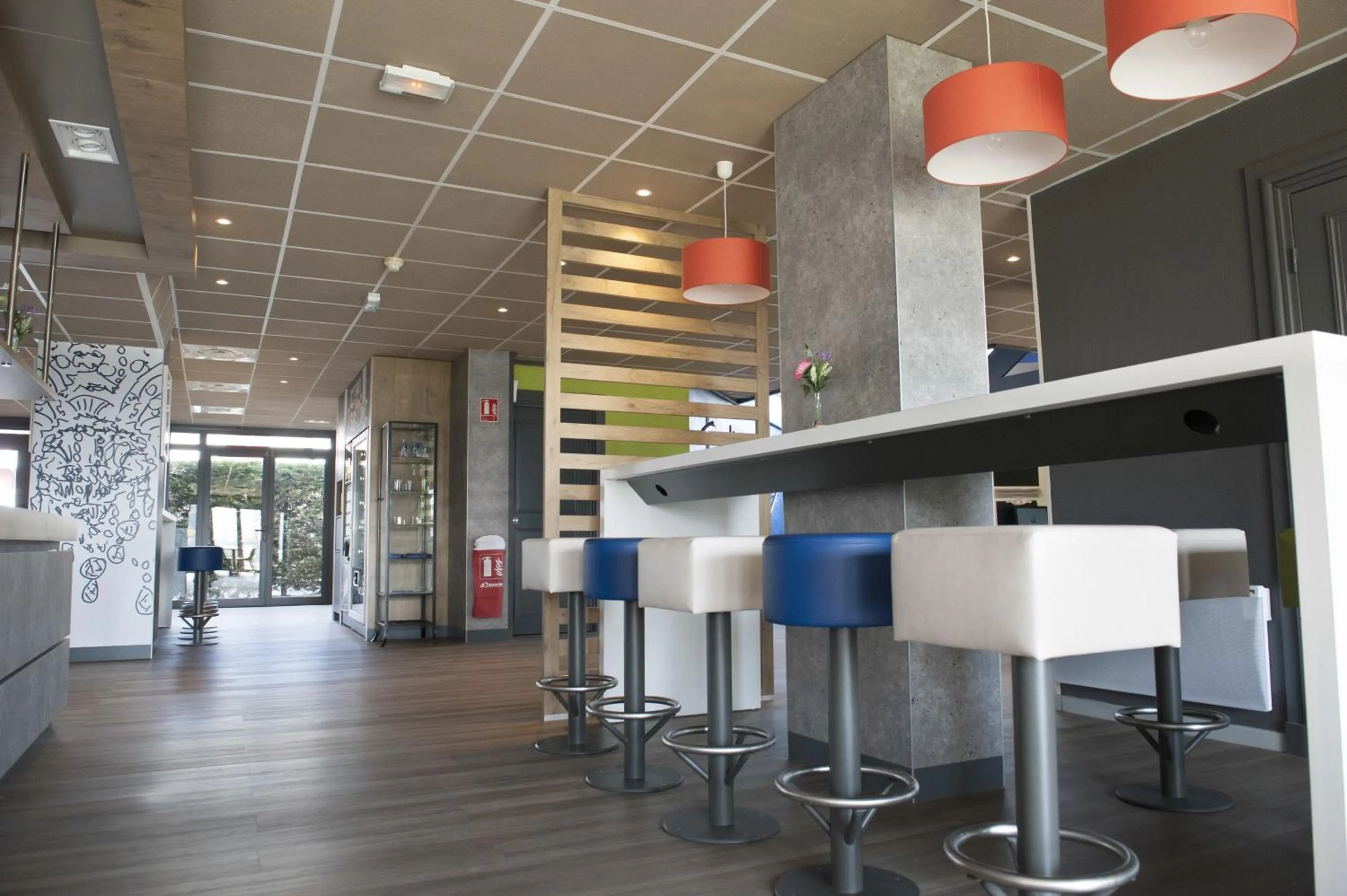 Lounge or bar in ibis budget Goussainville Charles de Gaulle