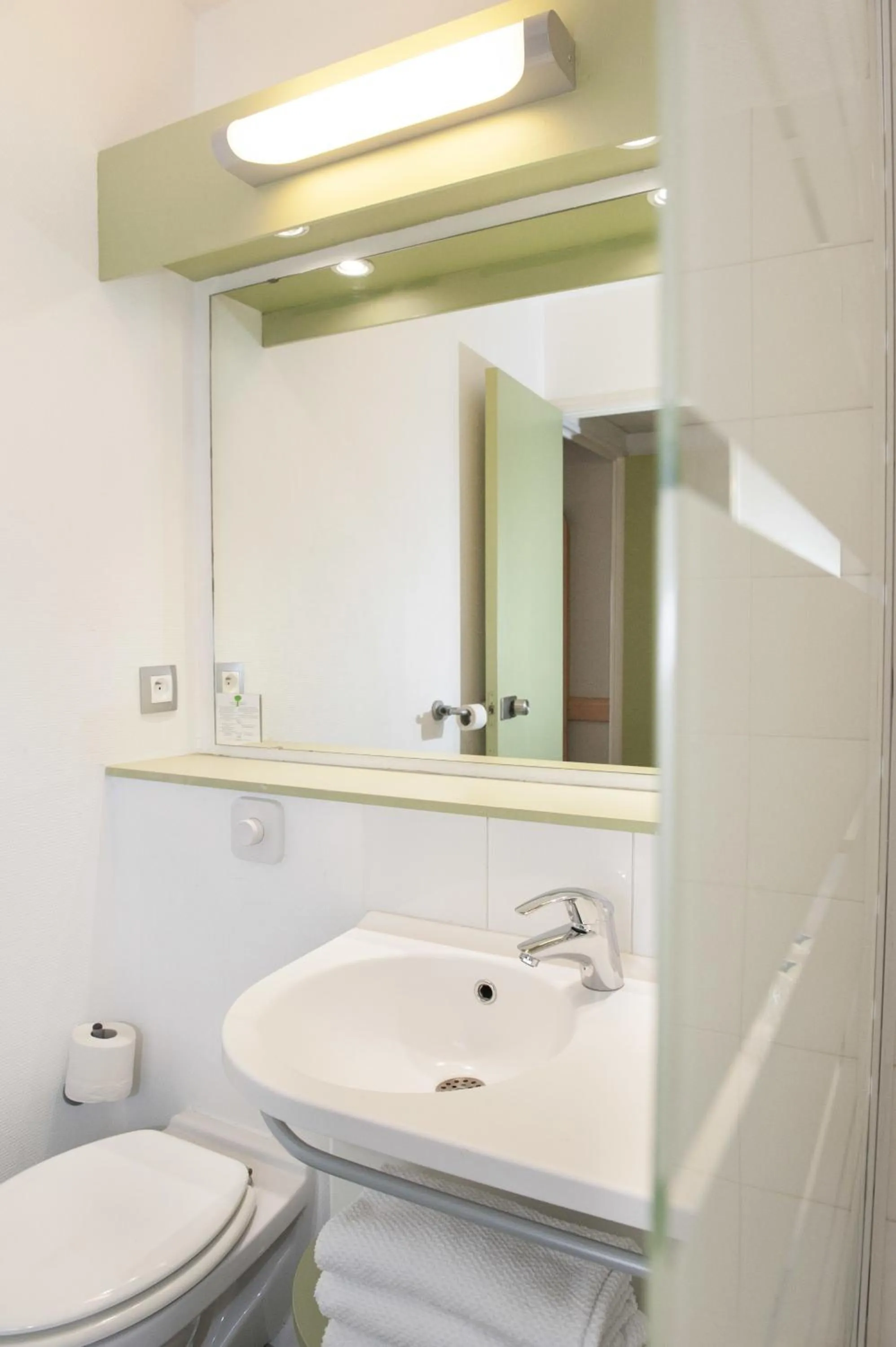 Bathroom in ibis budget Goussainville Charles de Gaulle