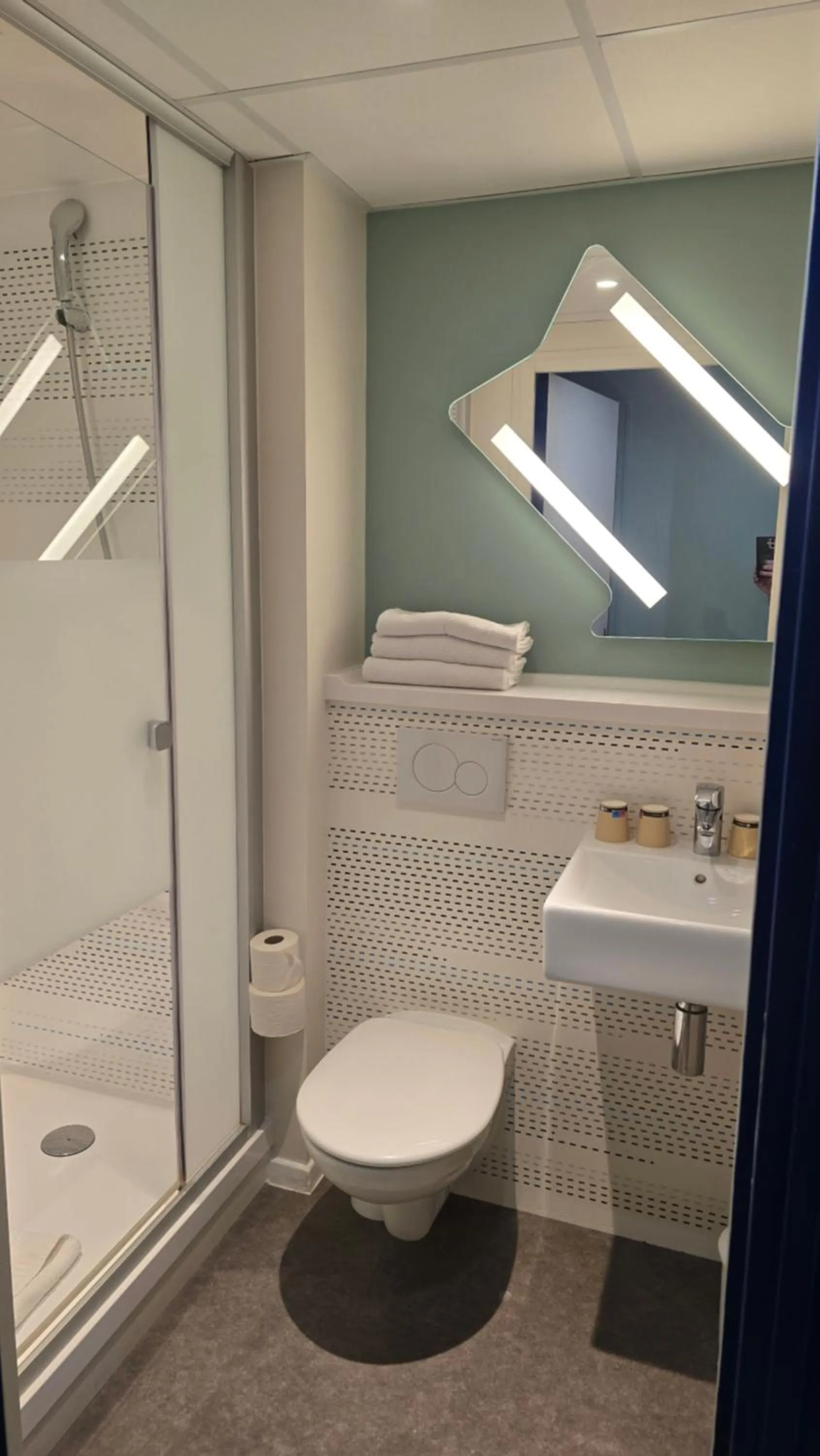 Shower in ibis budget Goussainville Charles de Gaulle