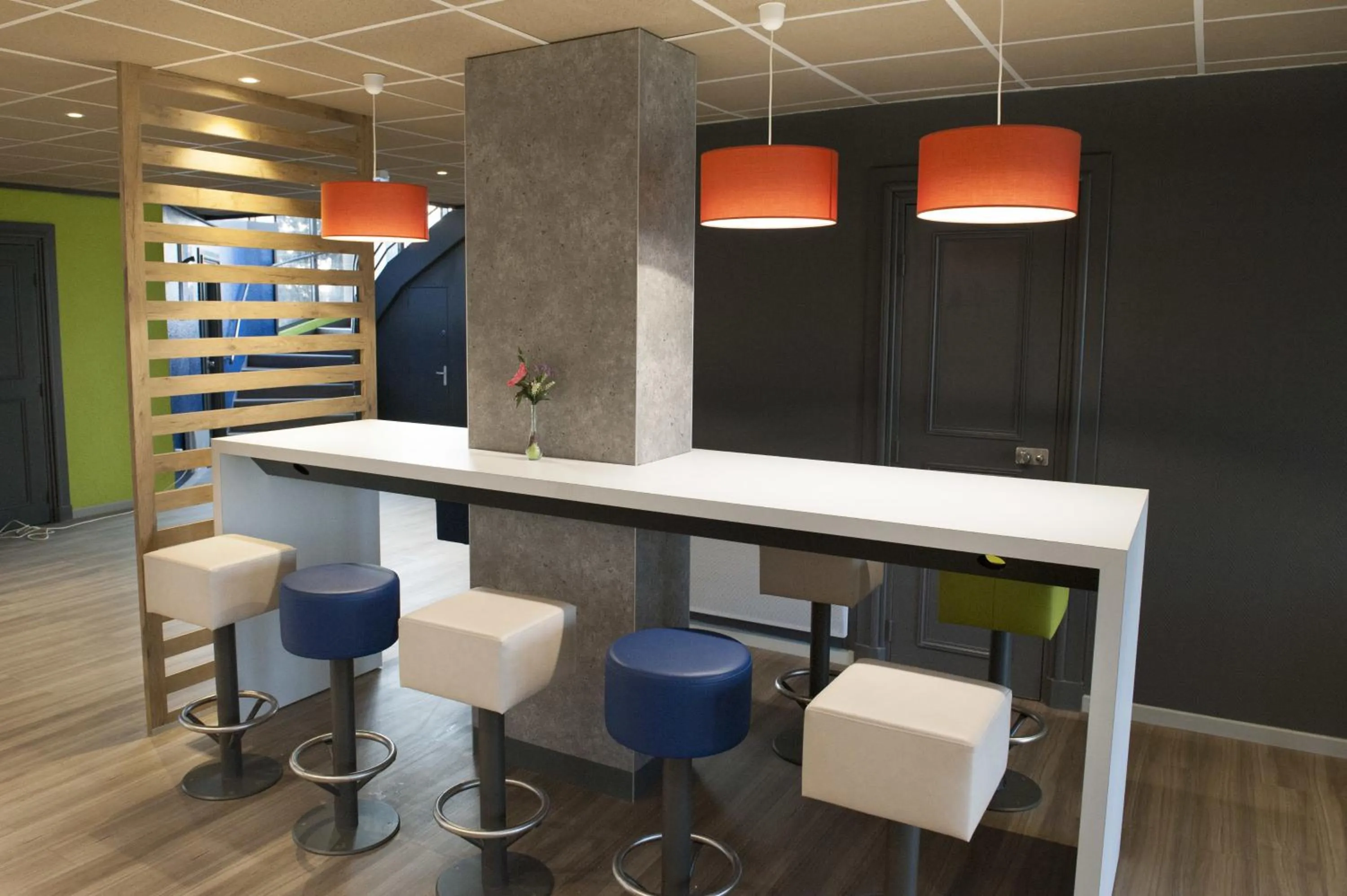 Lounge or bar in ibis budget Goussainville Charles de Gaulle