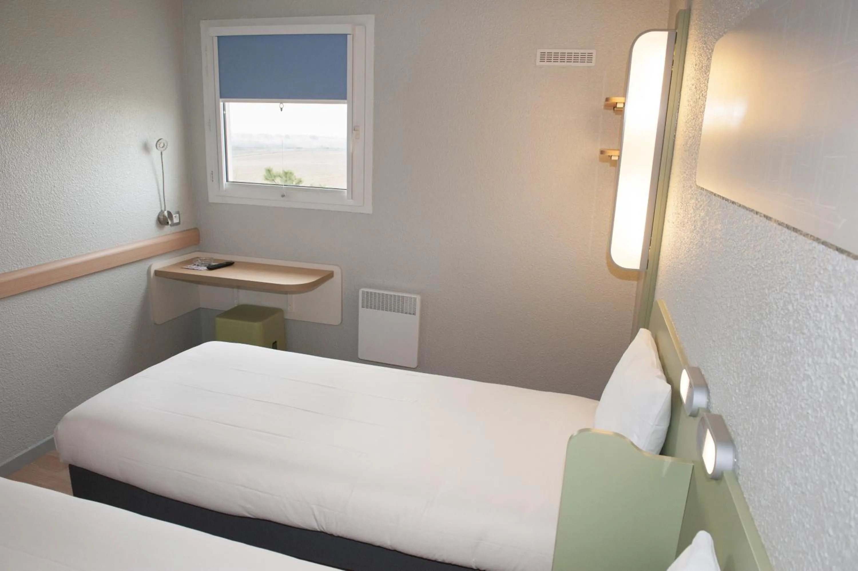 Photo of the whole room, Bed in ibis budget Goussainville Charles de Gaulle