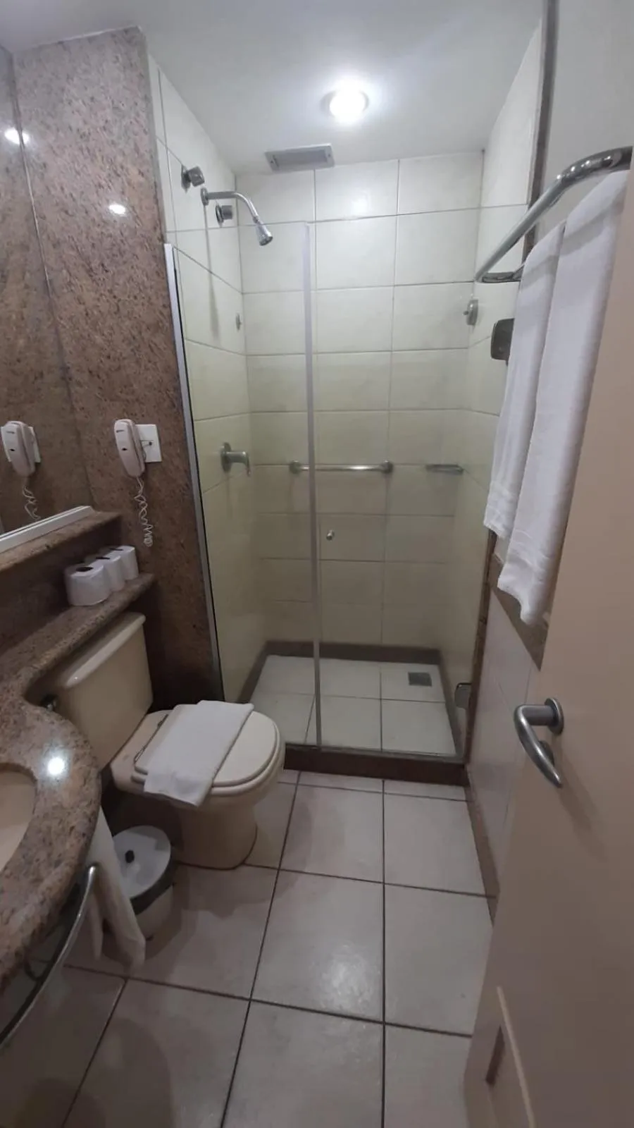 Bathroom in Mediterrâneo Flat - Apart-Hotel