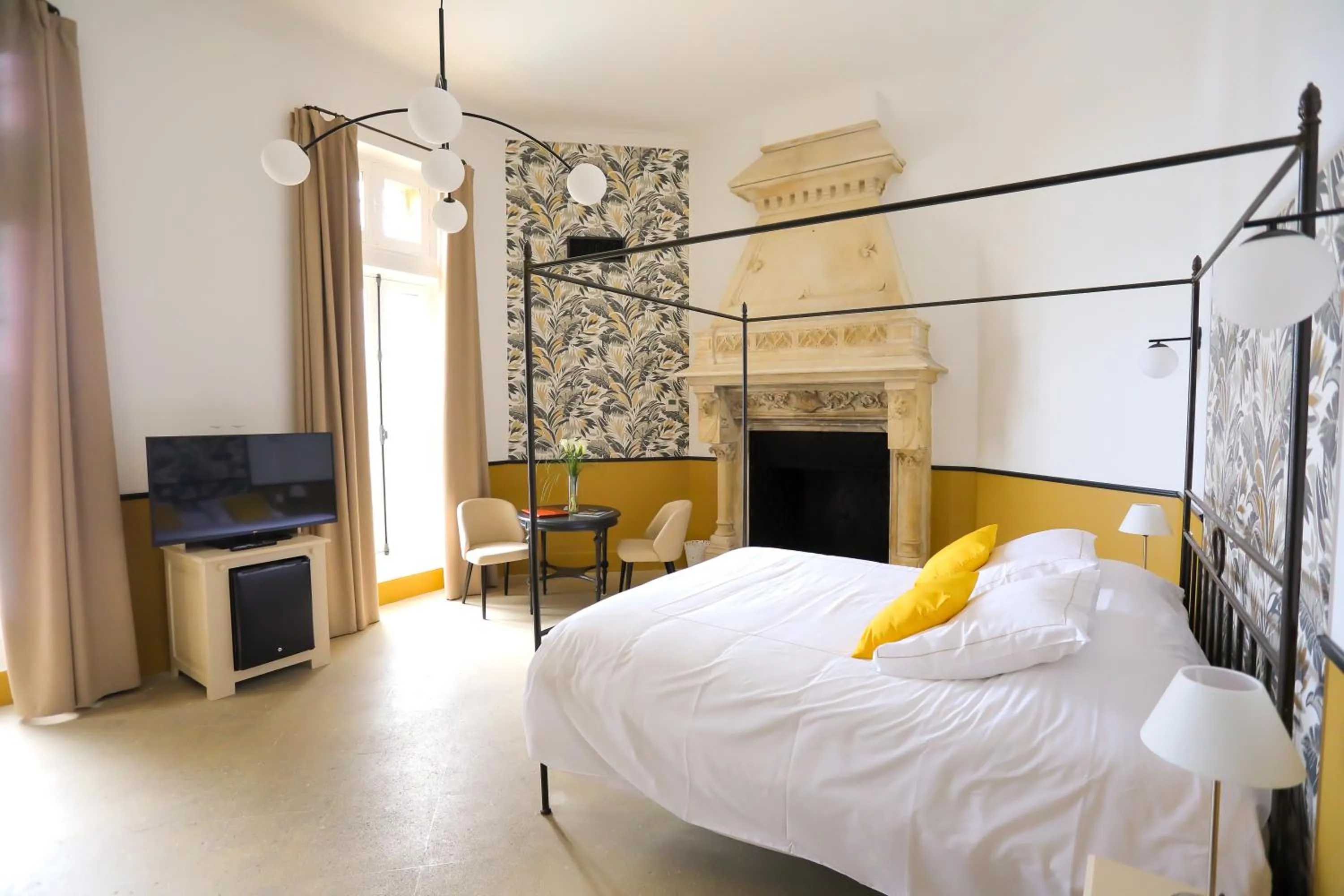 Property building, Bed in Hostellerie du Château des Fines Roches