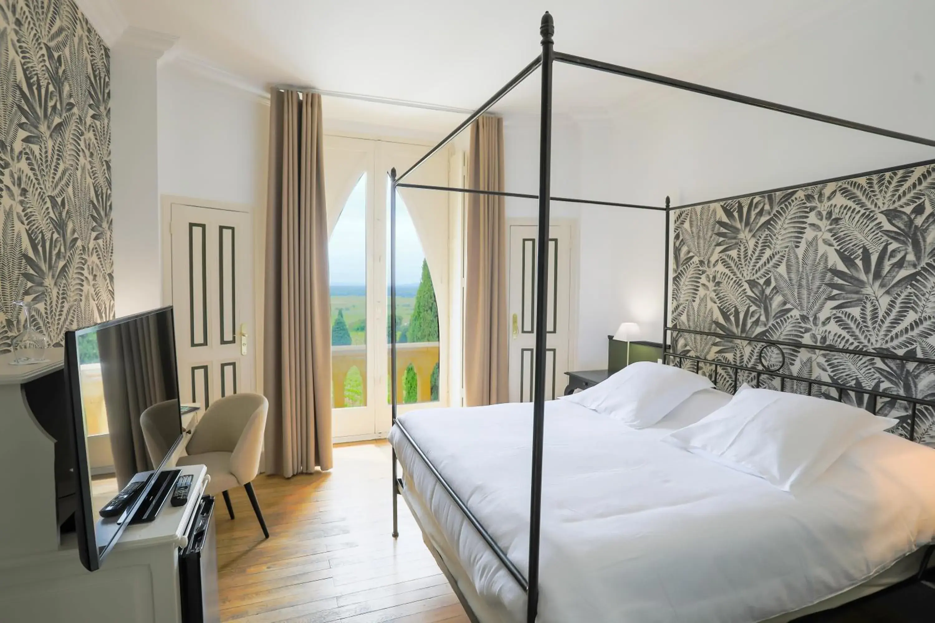 Charming Double Room in Hostellerie du Château des Fines Roches Charming Double Room in Hostellerie du Château des Fines Roches