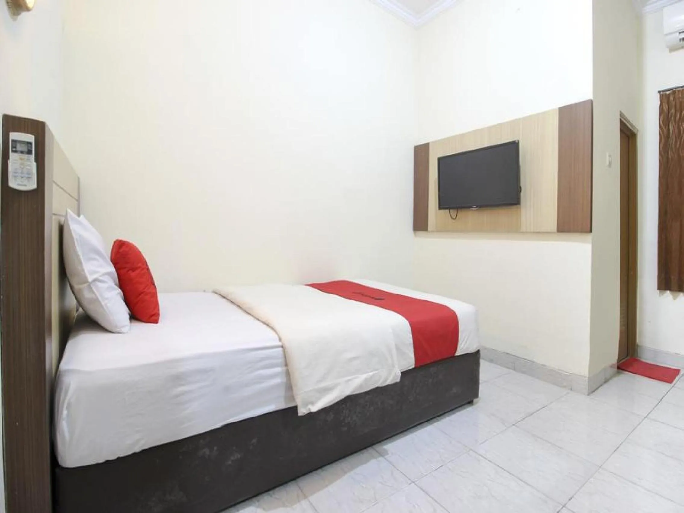 Bedroom in RedDoorz Plus near Stadion Mandala Krida