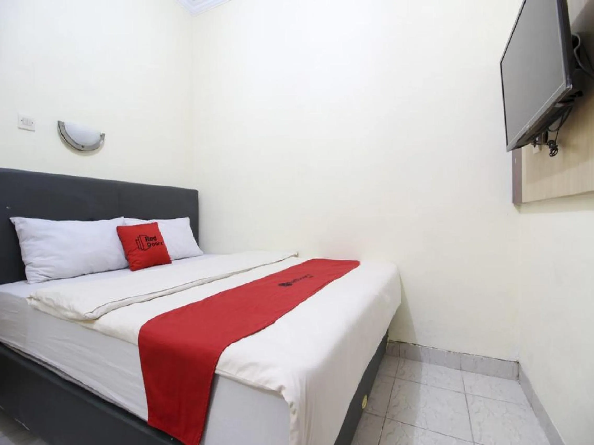 Bedroom in RedDoorz Plus near Stadion Mandala Krida