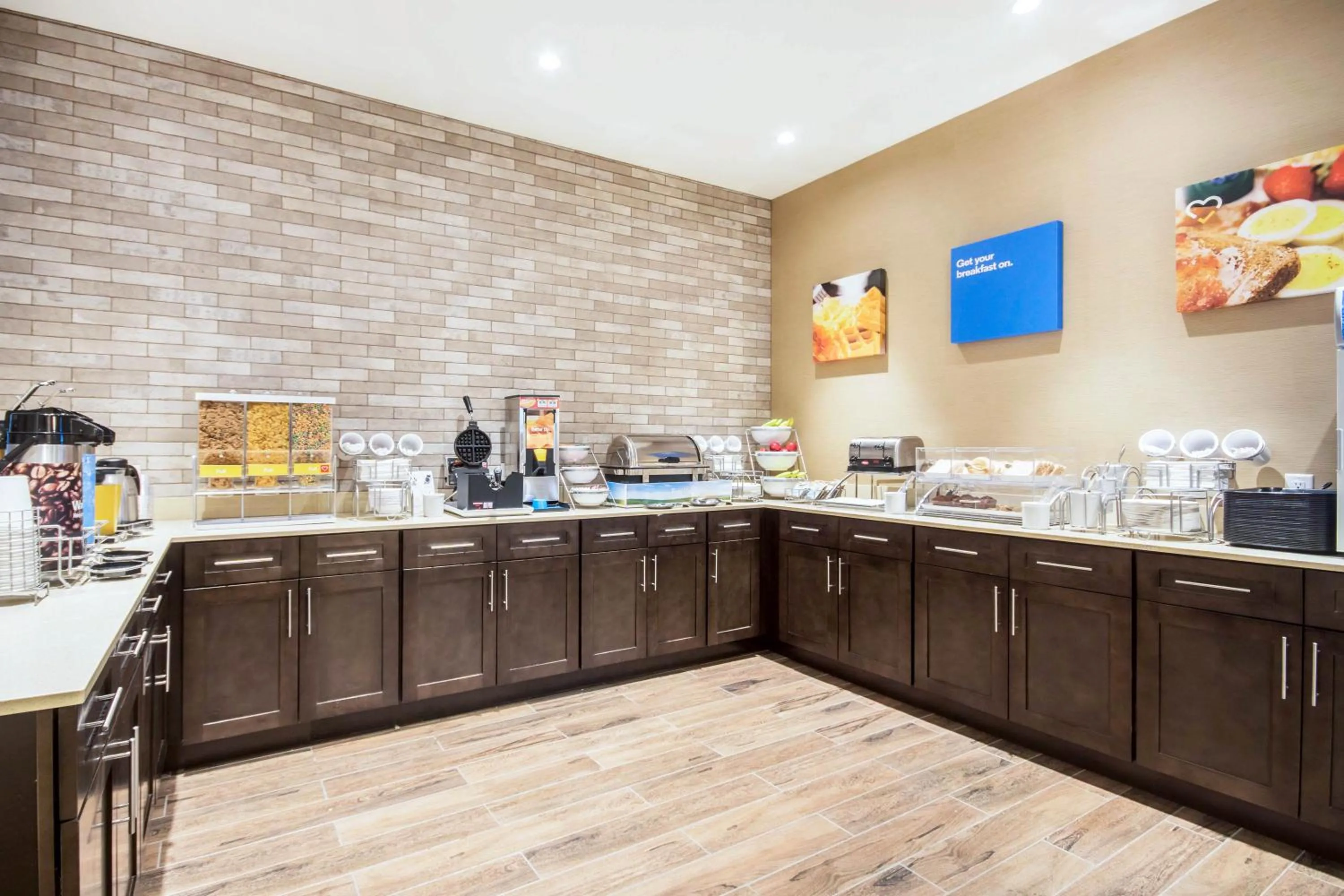 American breakfast in Comfort Inn & Suites Merritt