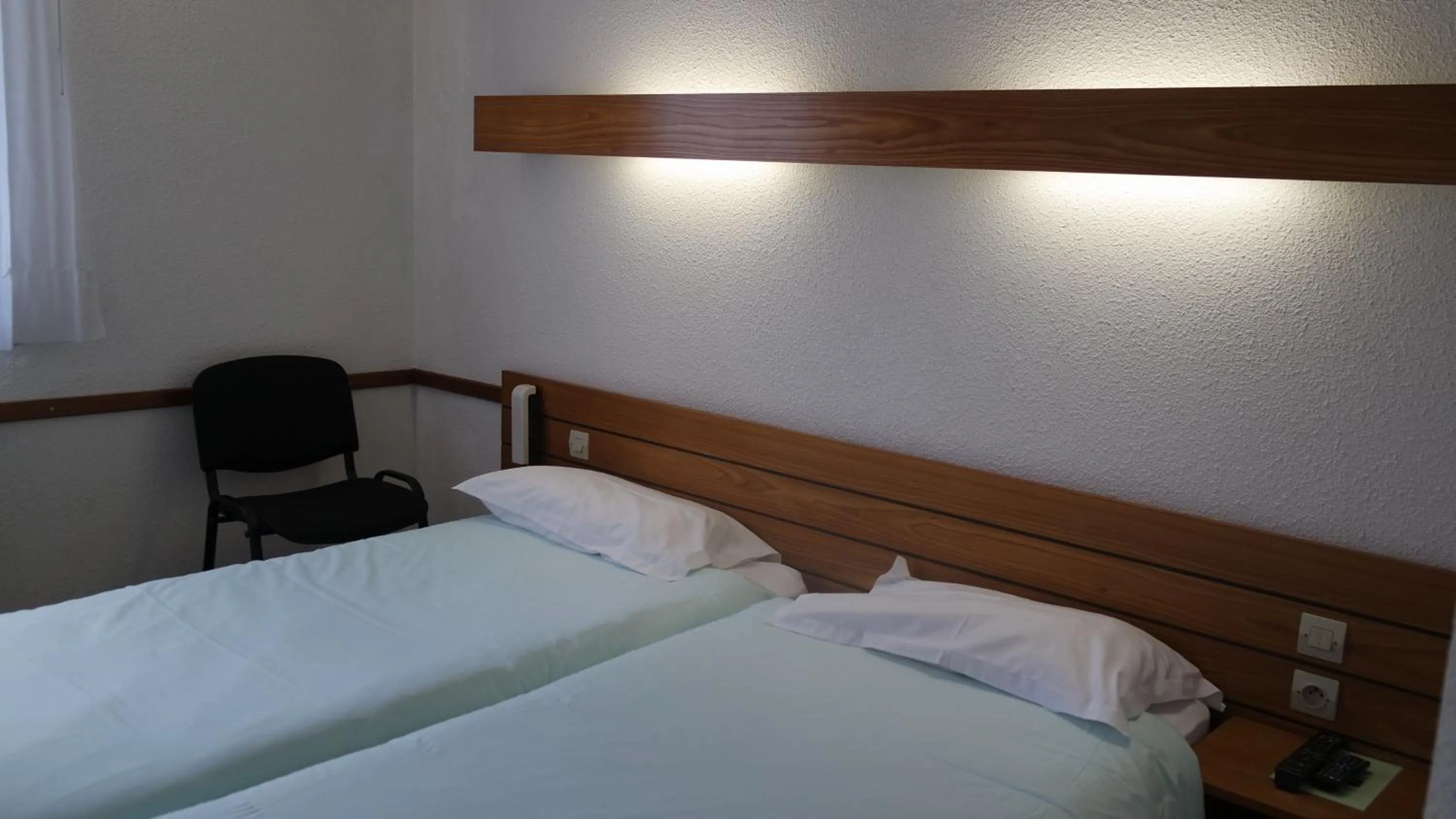 Photo of the whole room in Hôtel Le Tulipier