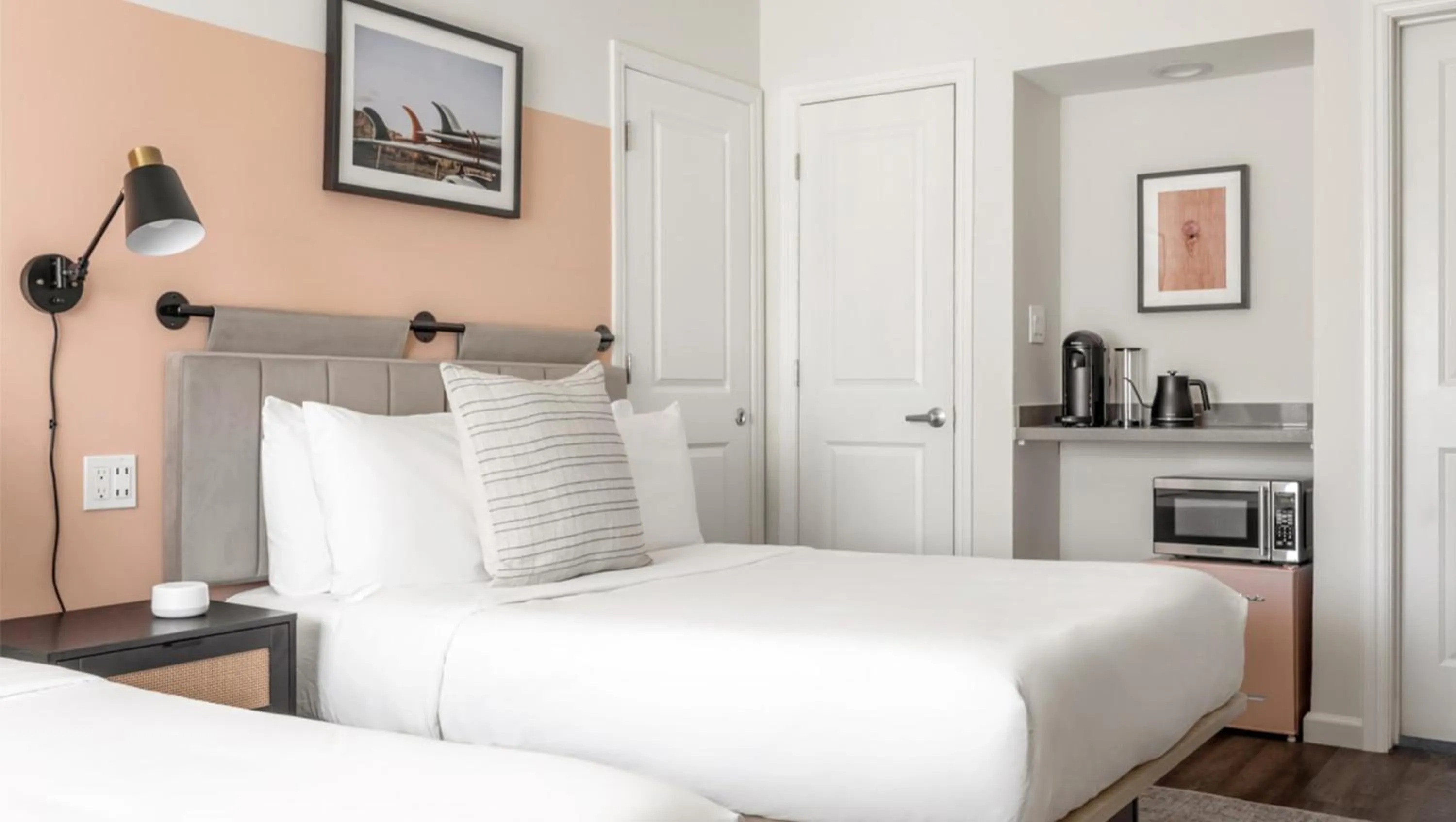 Photo of the whole room, Bed in Leland Hotel Palo Alto