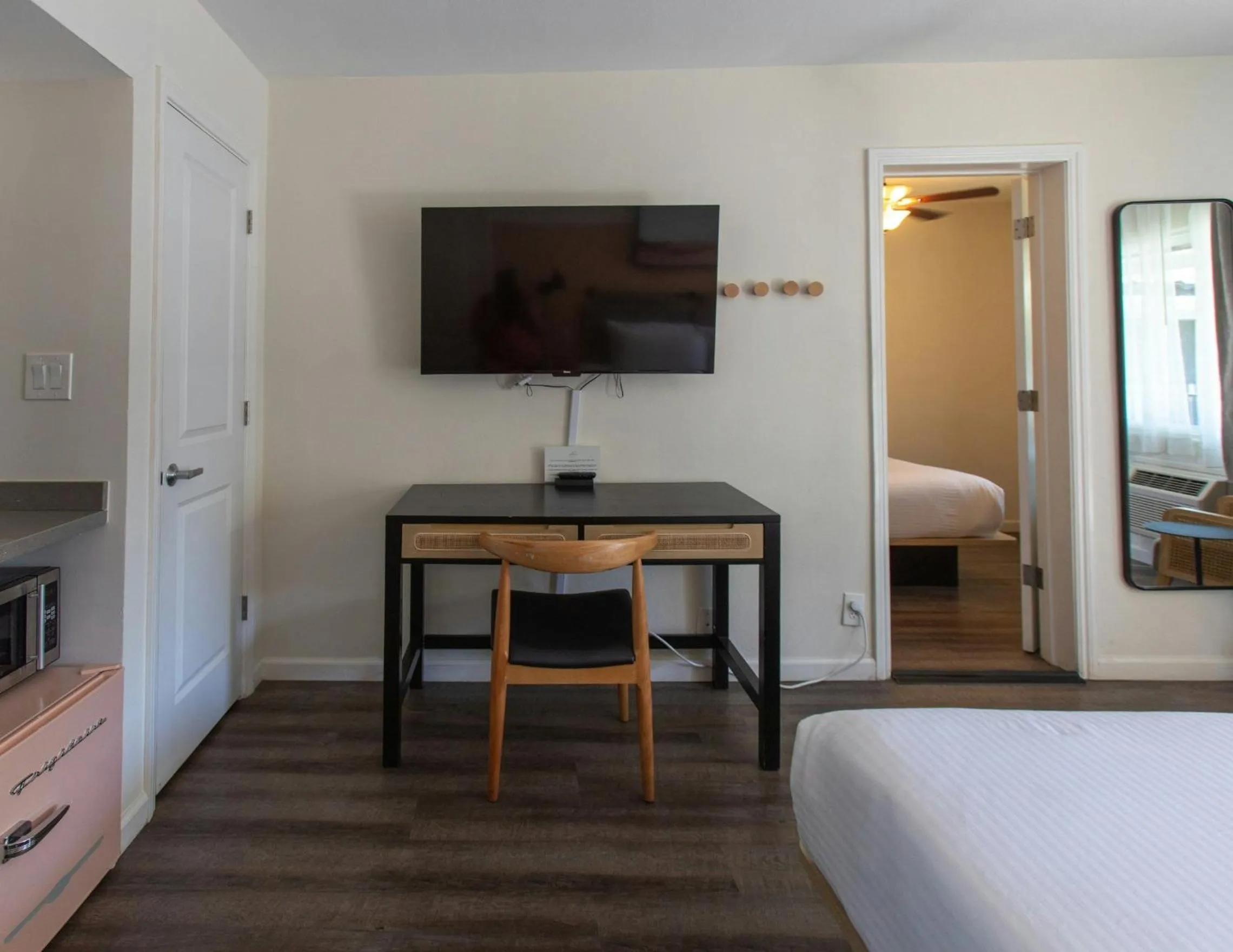 Photo of the whole room, Bed in Leland Hotel Palo Alto