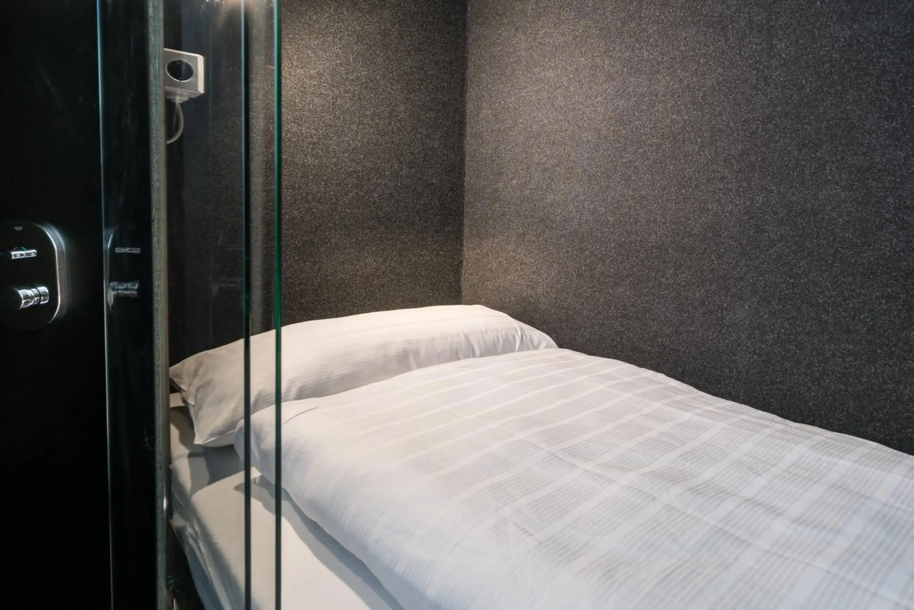 Twin Room with Shared Toilet - single occupancy in BoxHotel Göttingen (App Based Hotel) Twin Room with Shared Toilet - single occupancy in BoxHotel Göttingen (App Based Hotel)