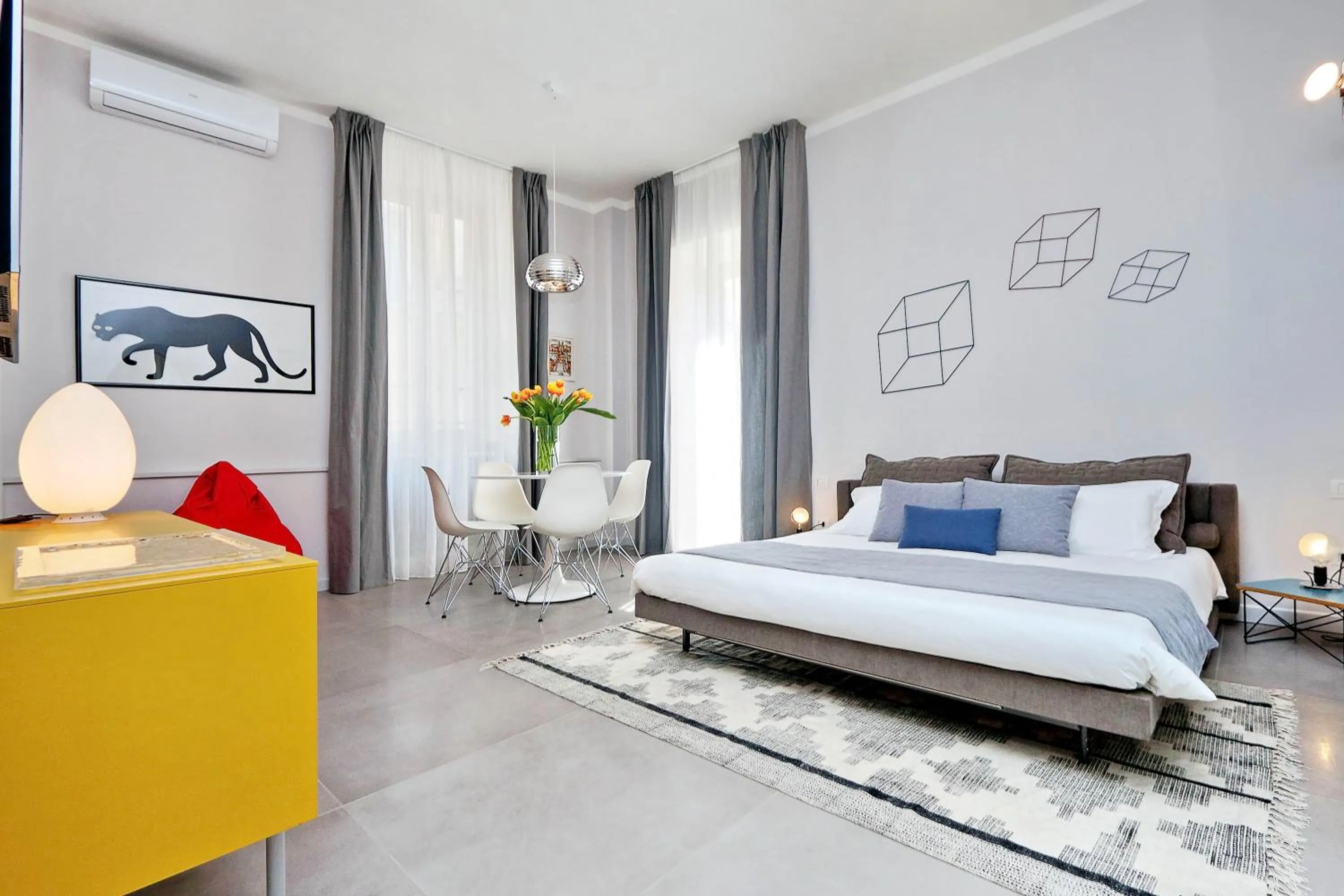 Dining area, Bed in Propaganda Suites