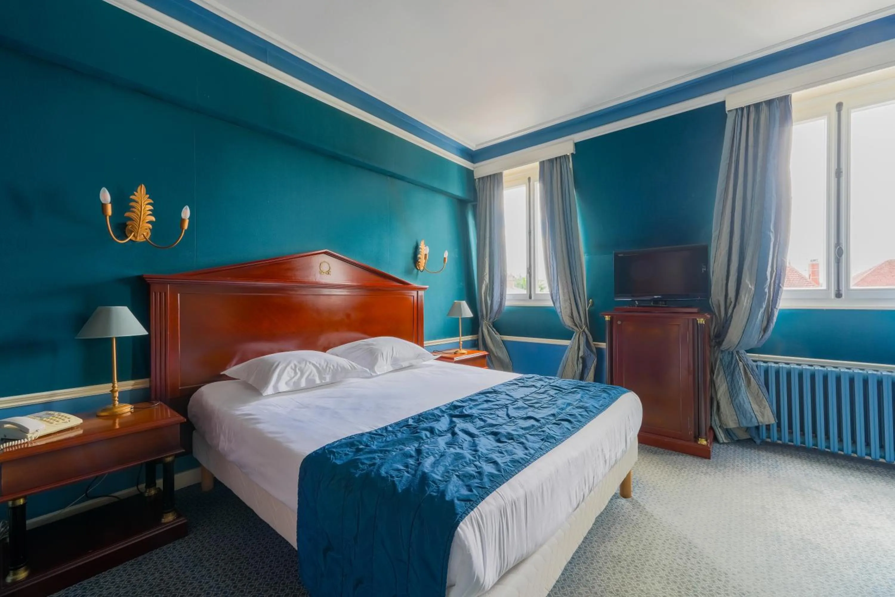 Bed in Hôtel Les Maréchaux