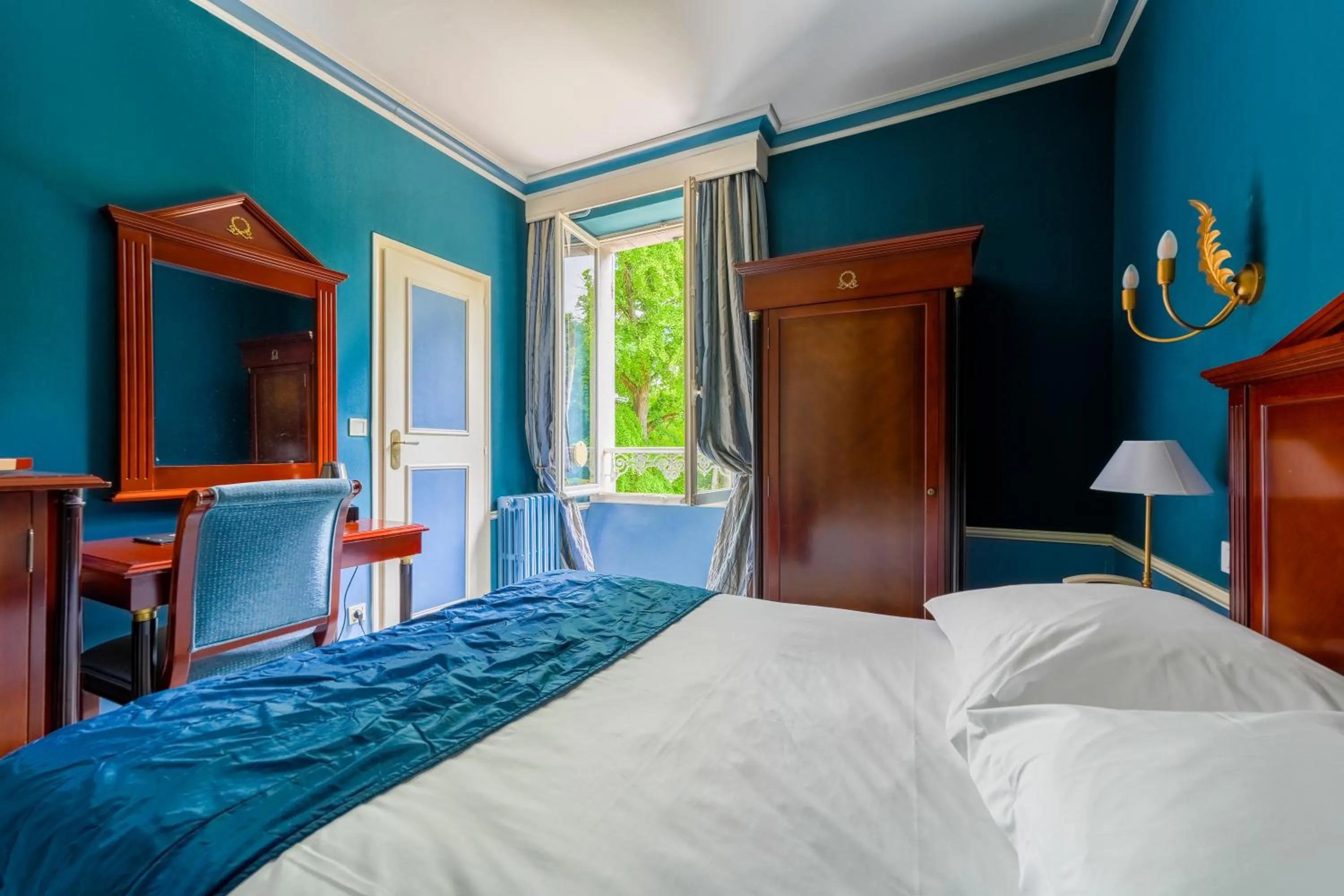 Bed in Hôtel Les Maréchaux