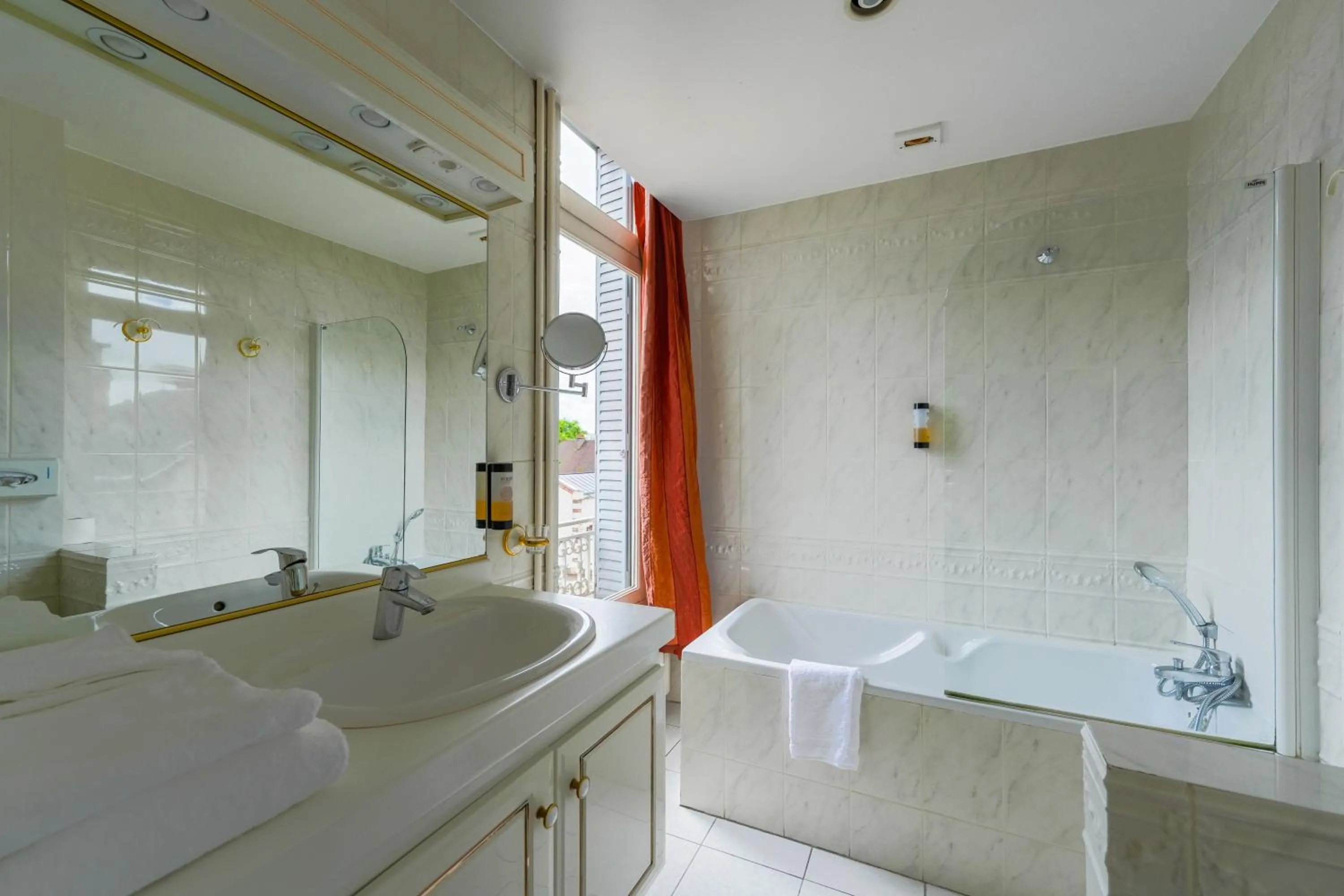 Bathroom in Hôtel Les Maréchaux