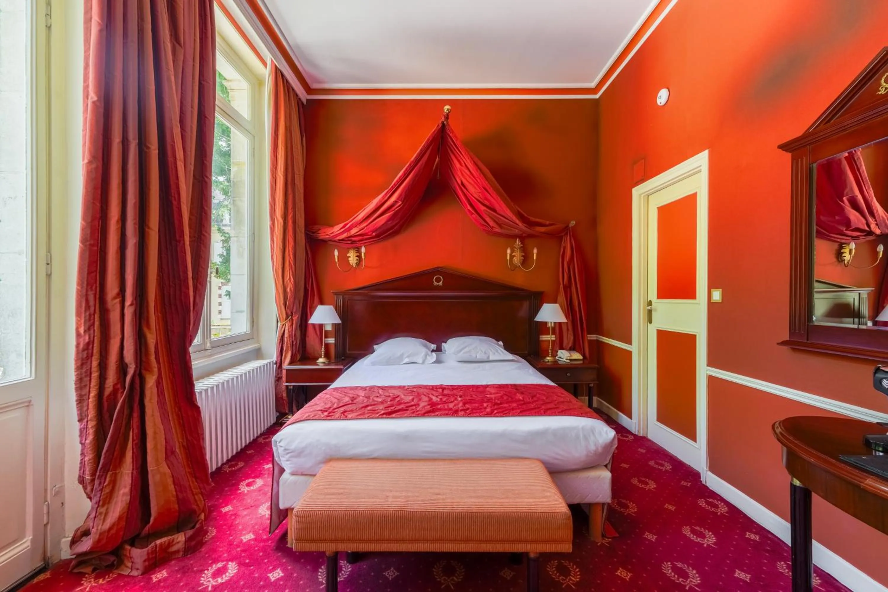 Bed in Hôtel Les Maréchaux