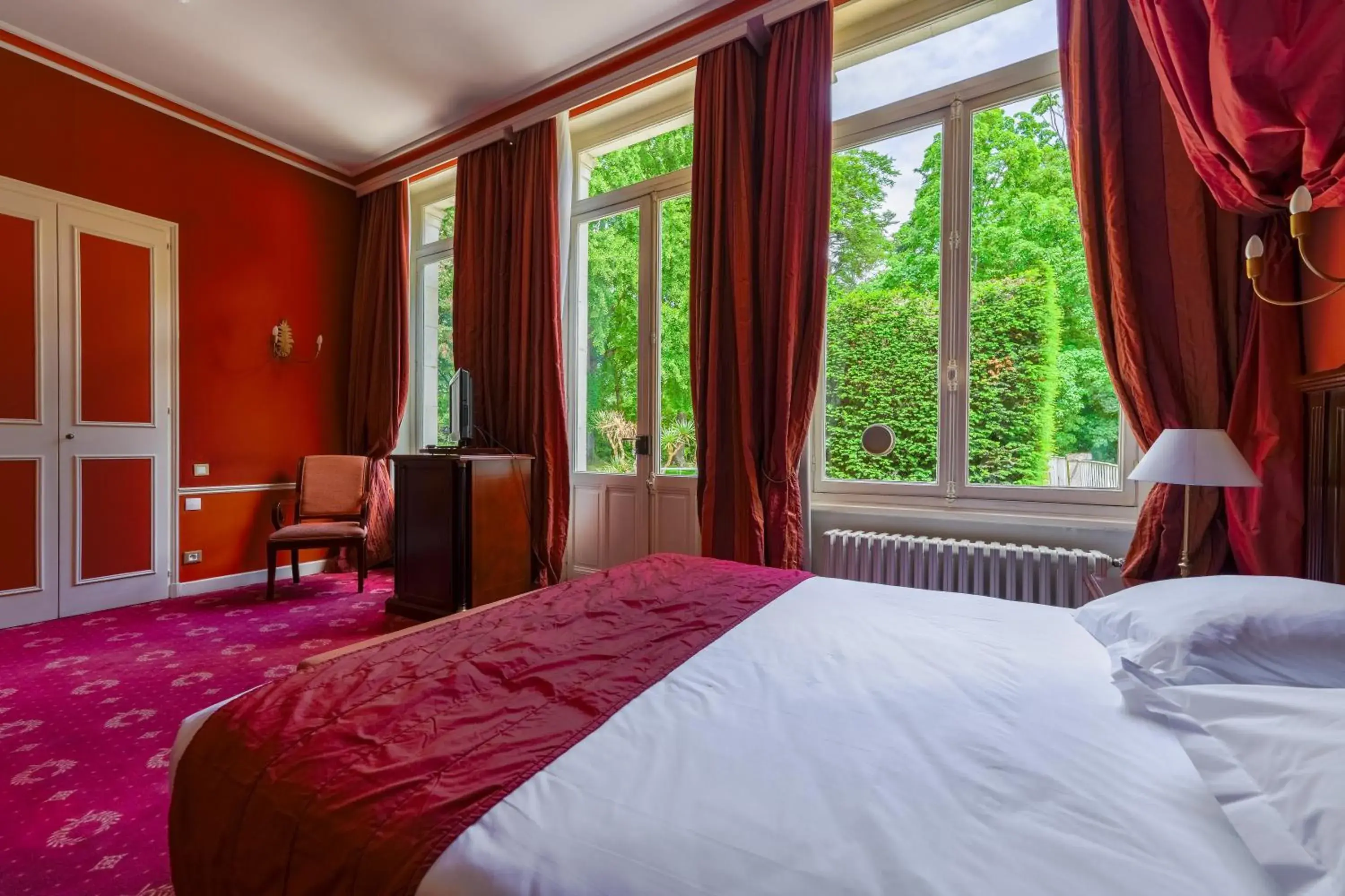 Deluxe Double Room in Hôtel Les Maréchaux Deluxe Double Room in Hôtel Les Maréchaux