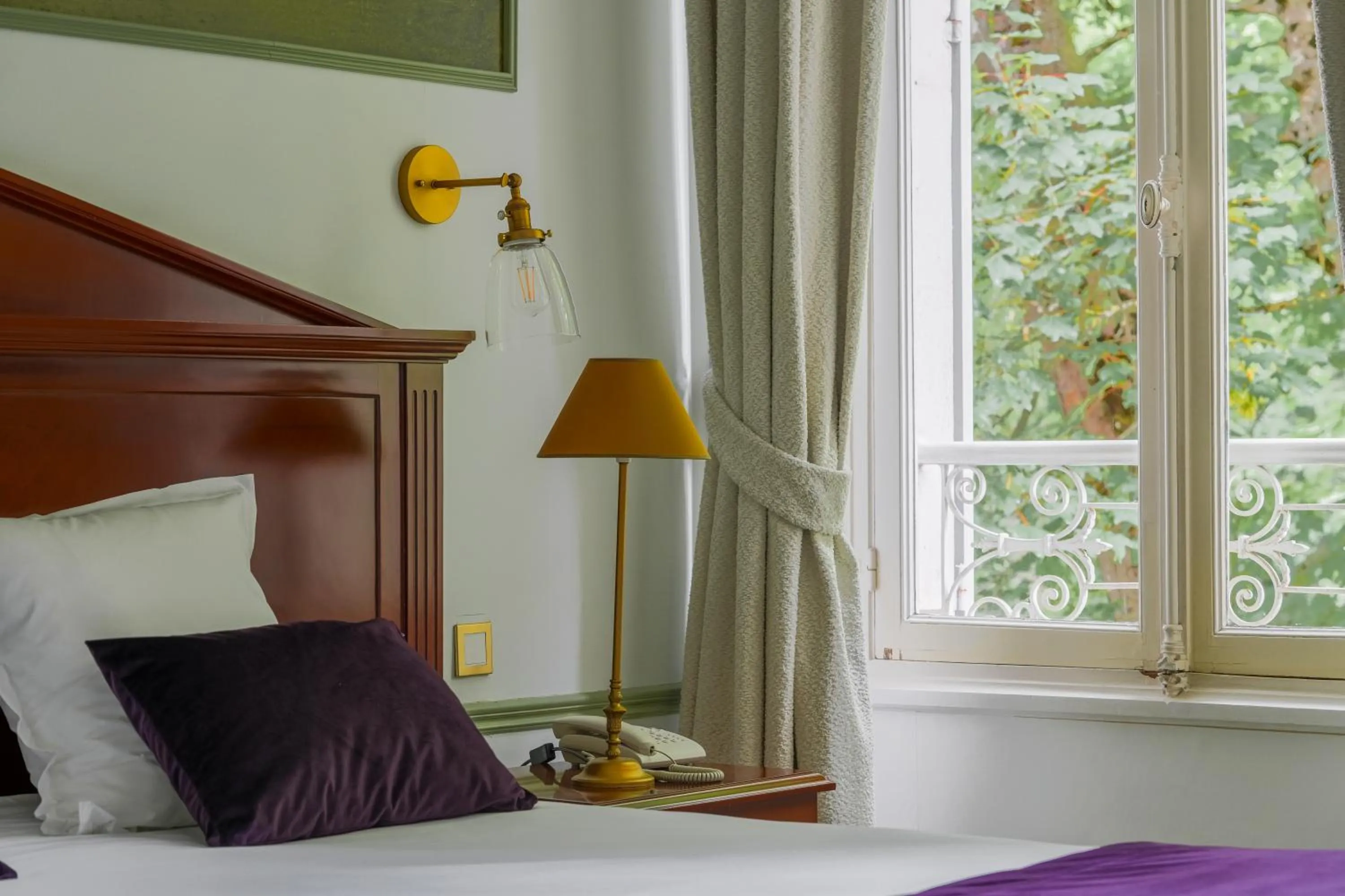 Bed in Hôtel Les Maréchaux