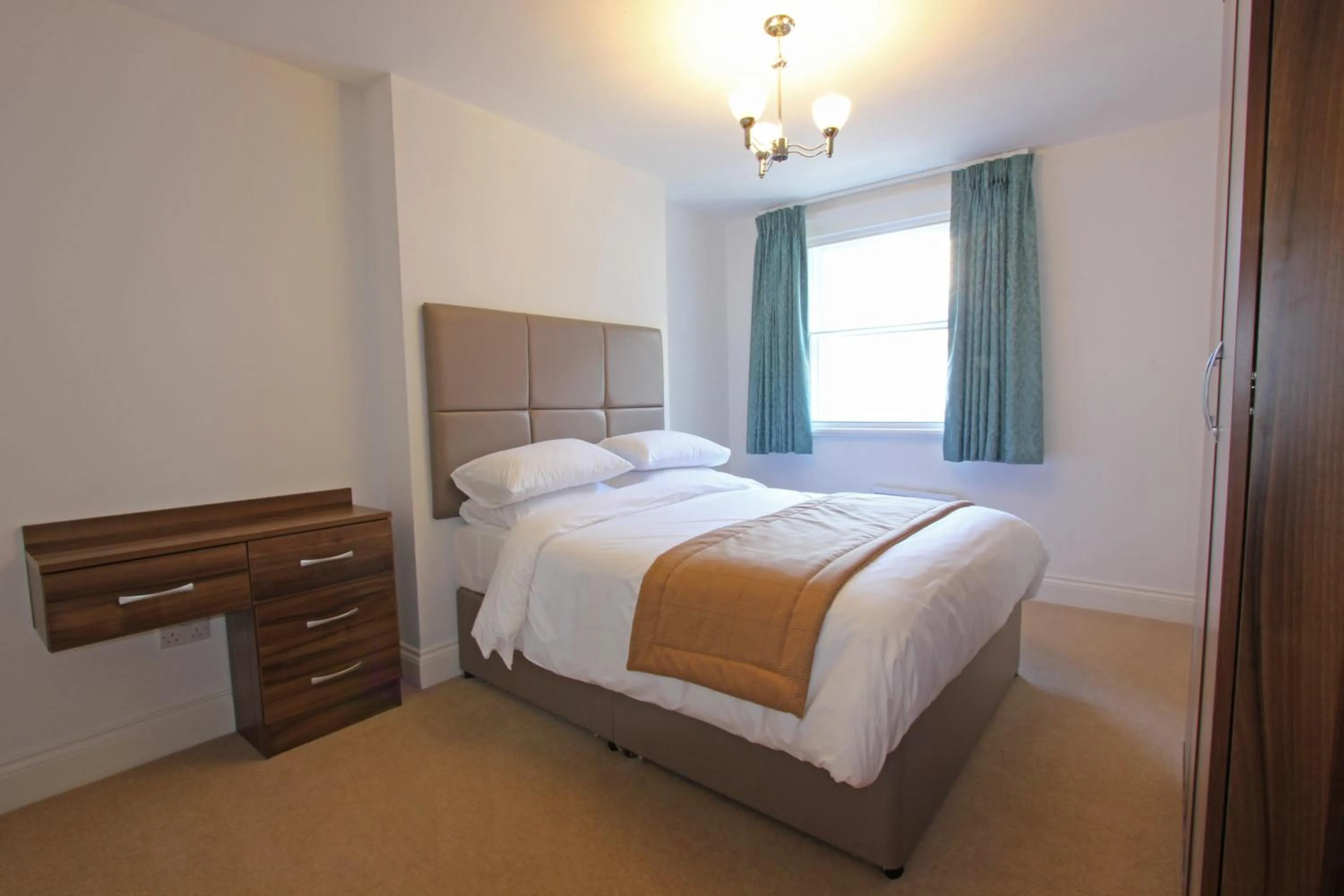 Bedroom, Bed in The Castle Collection - 25 Castle Street