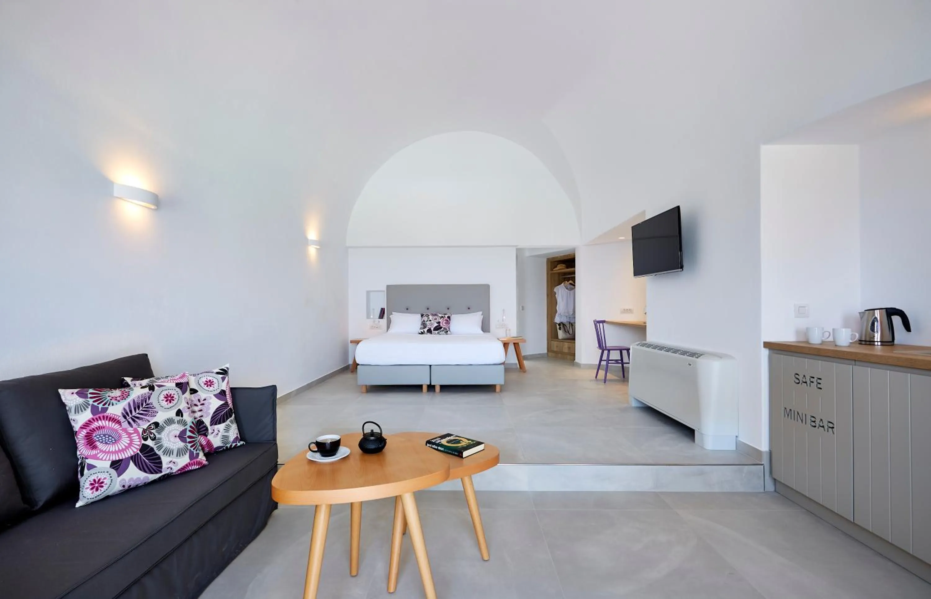 Seating area, Bed in Aperanto Suites