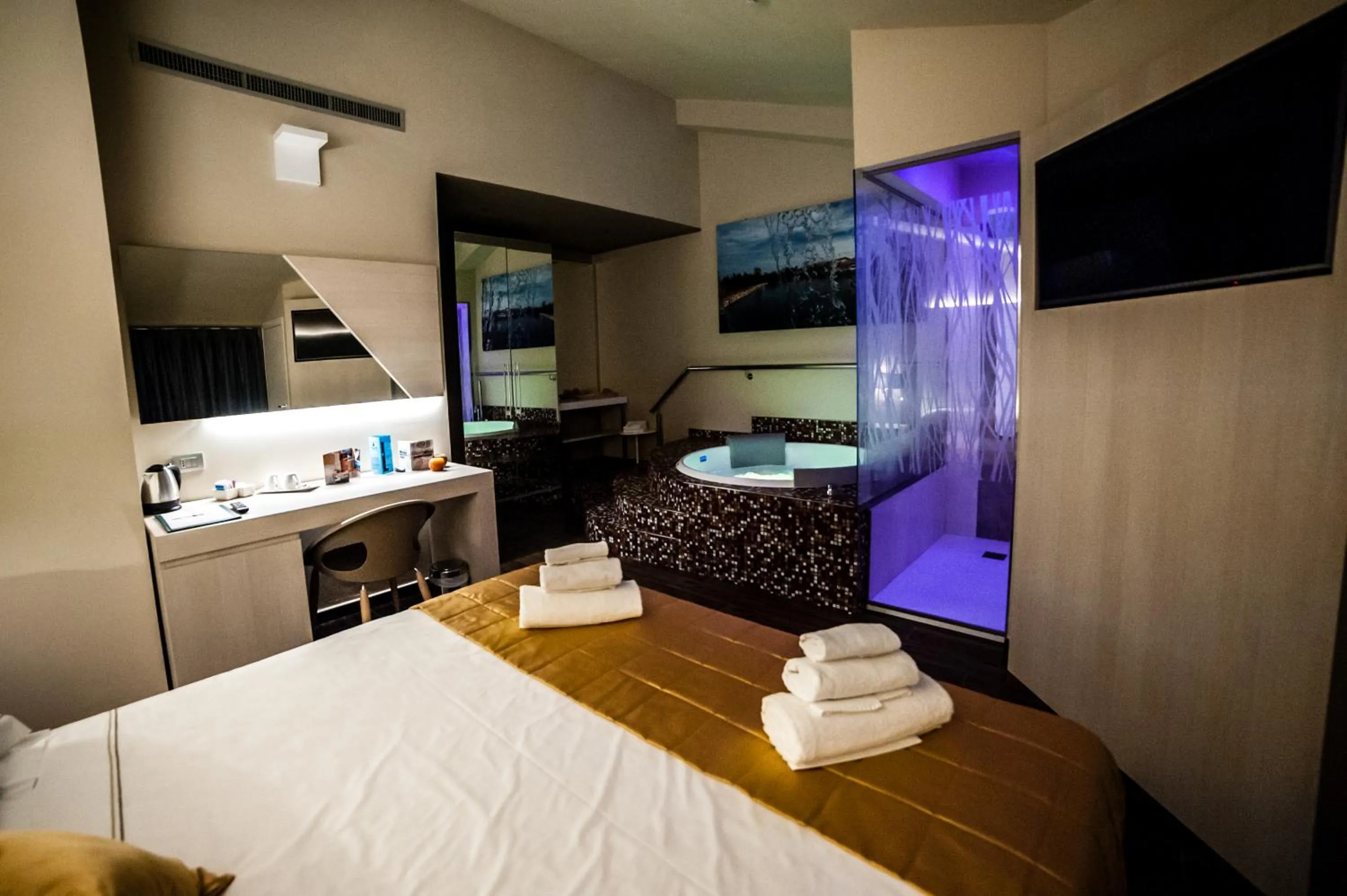 Shower, Bed in Hotel Terre Dei Salici