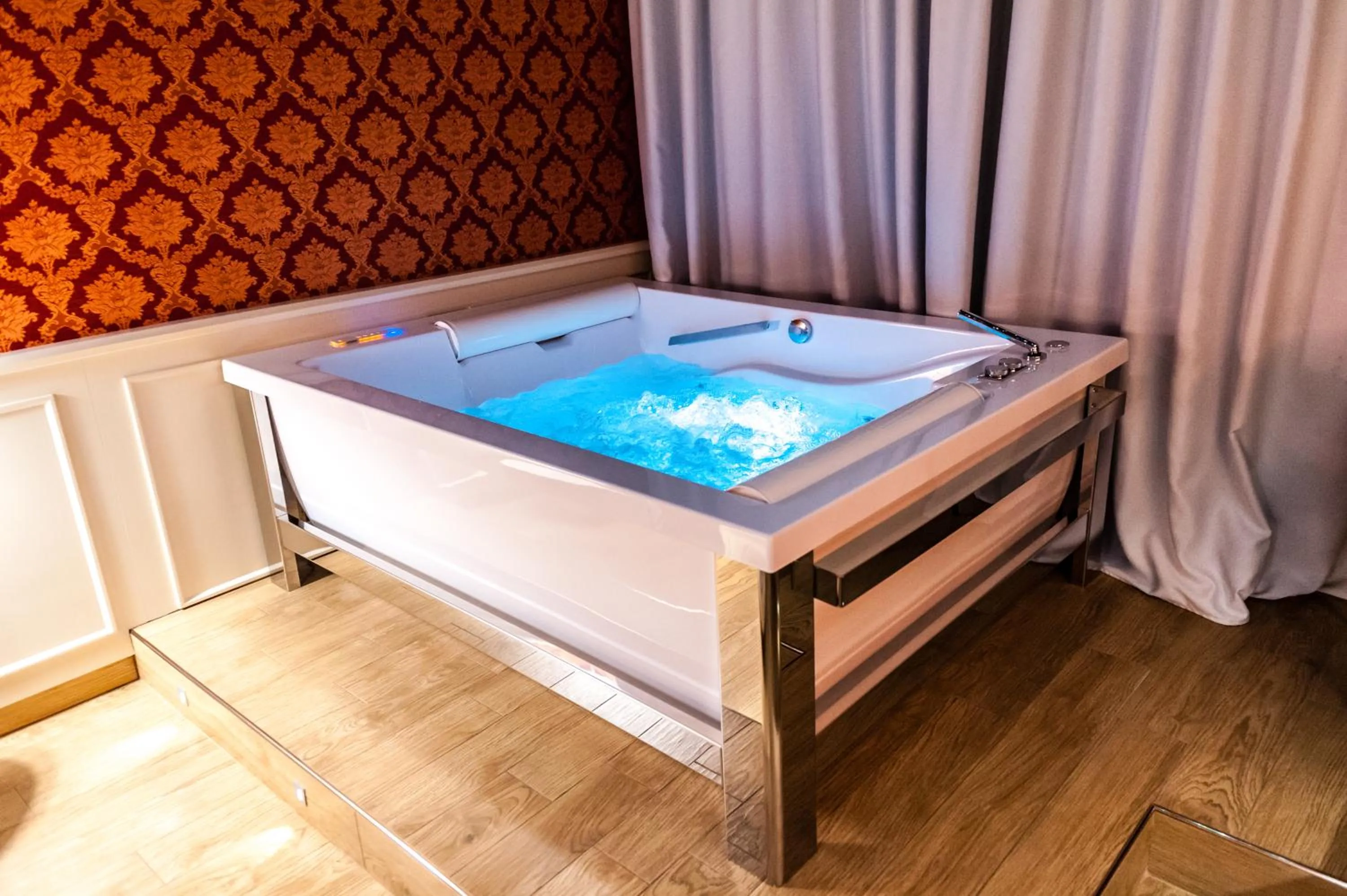 Hot Tub in Hotel Terre Dei Salici